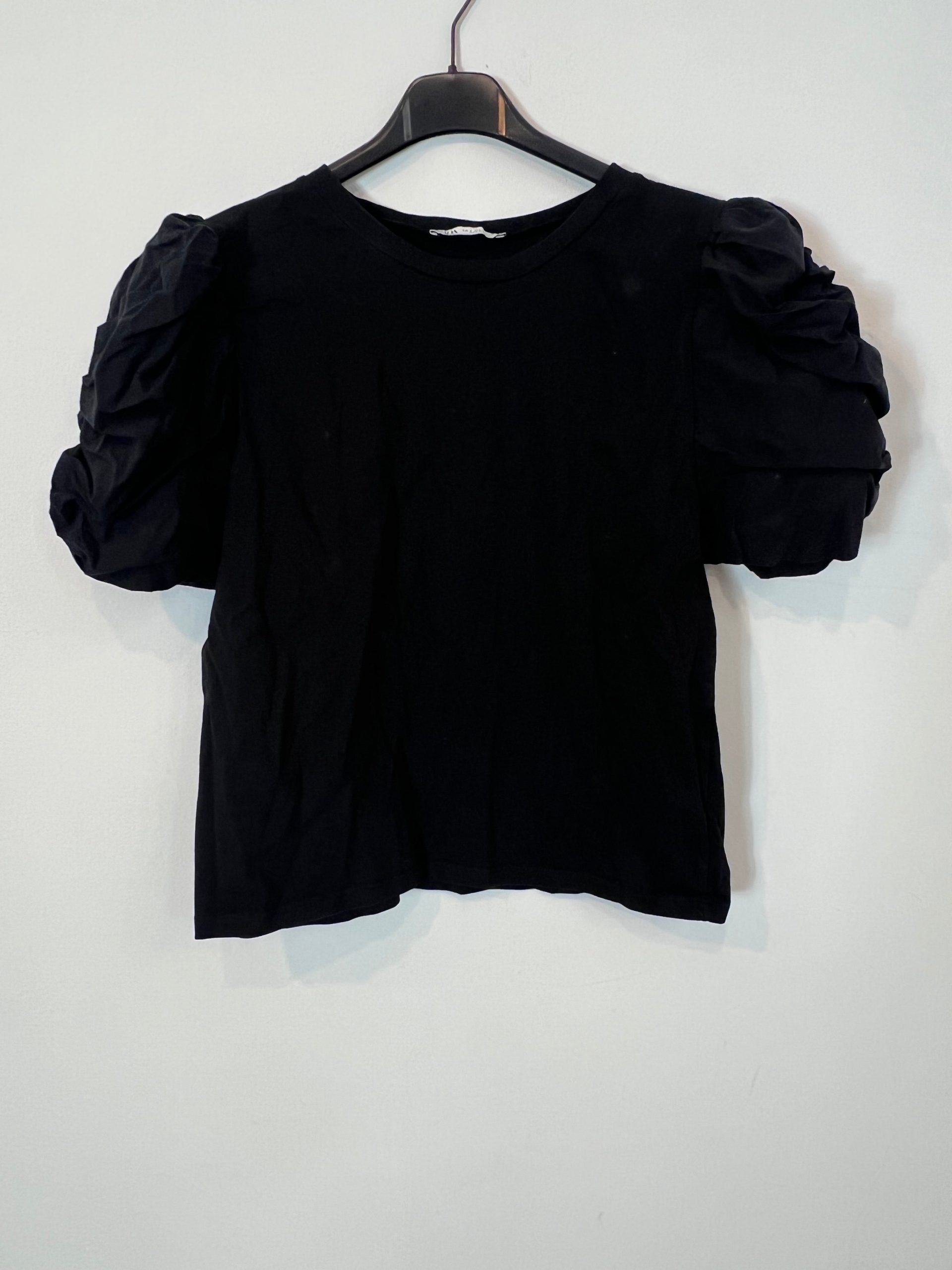 ZARA. Camiseta negra mangas T.s