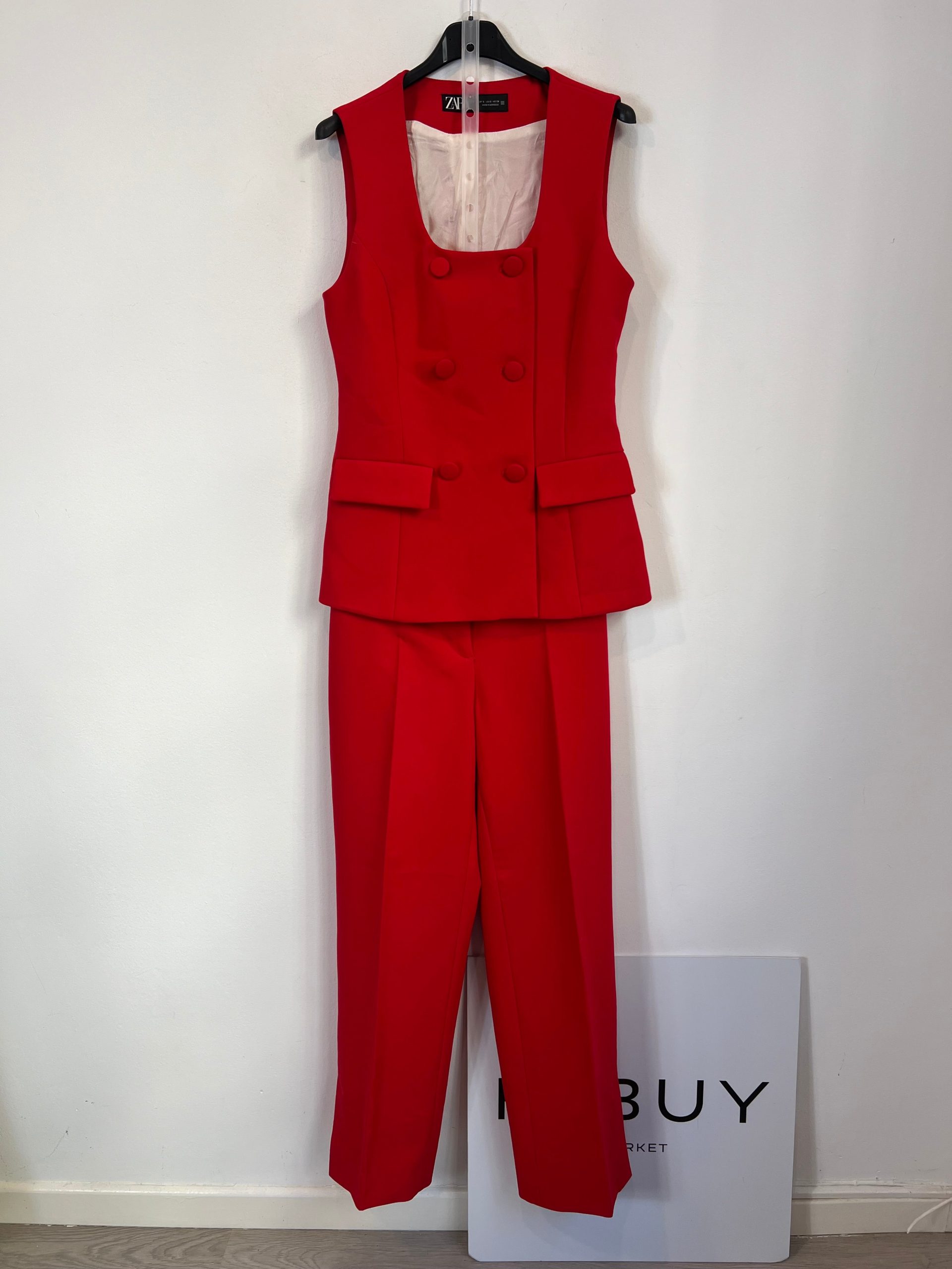 ZARA. Total look rojo chaleco y pantalón T.xs/s
