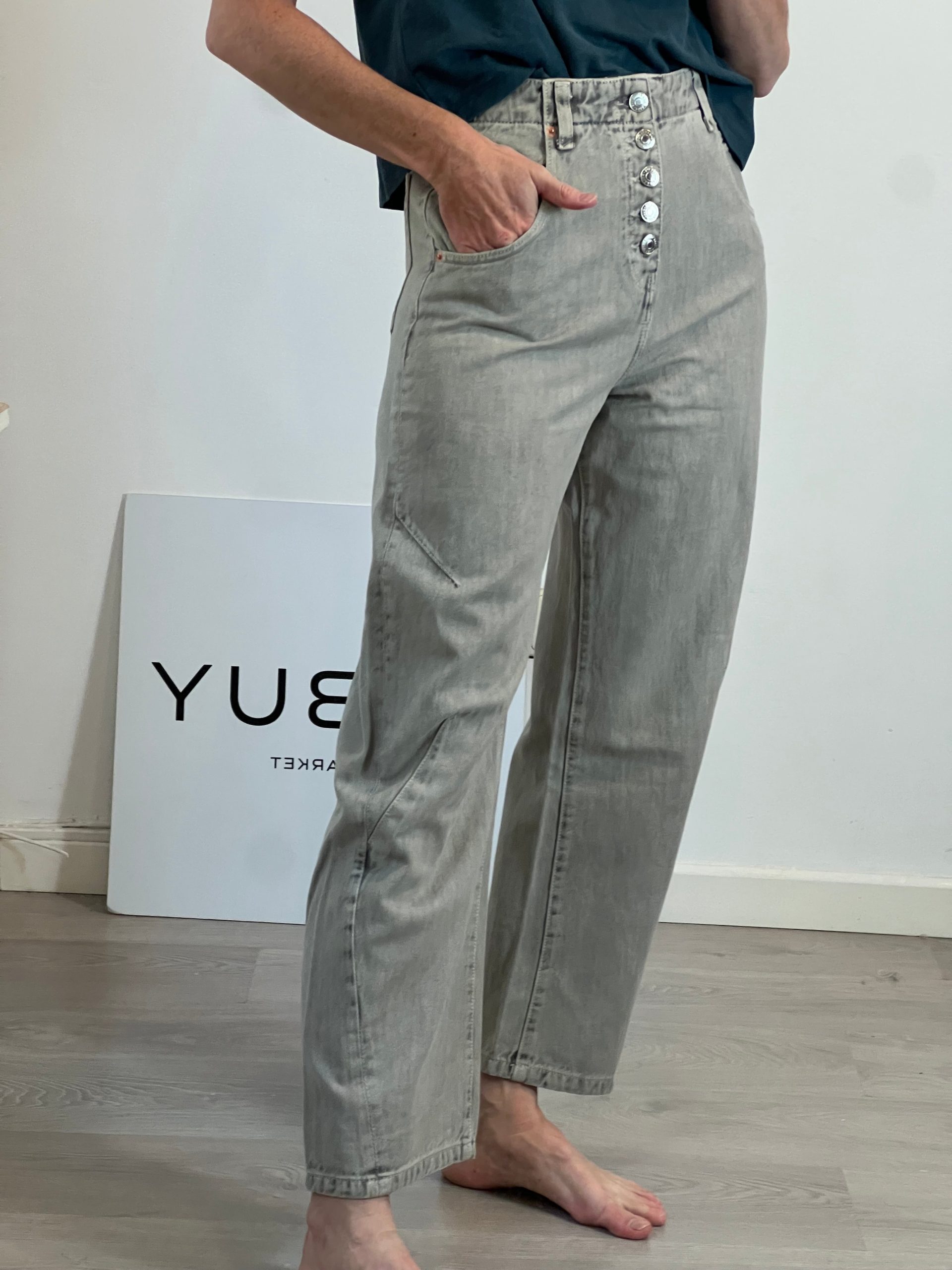 PULL&BEAR. Pantalón denim gris abotonado T.34