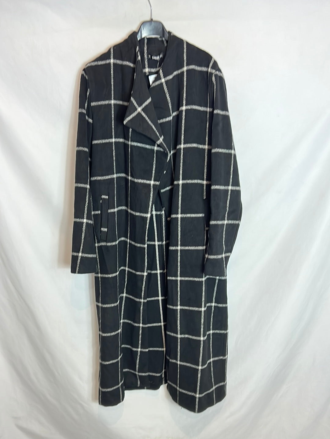 SHEIN. Abrigo negro largo cuadros. T L