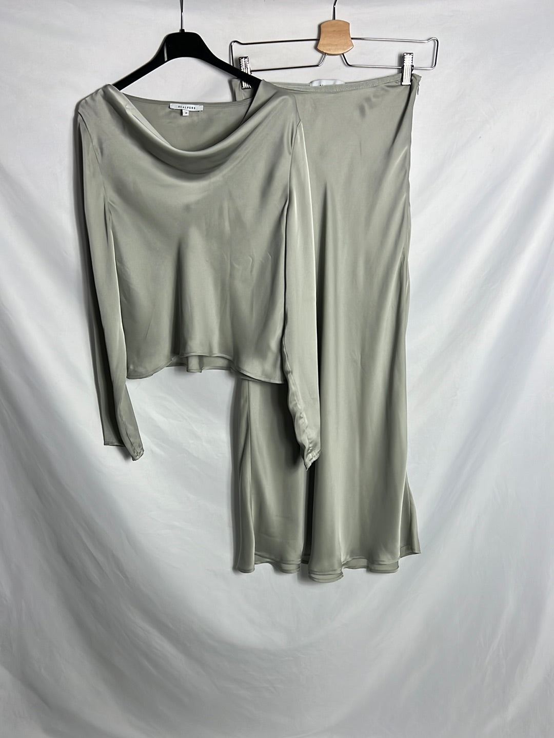 SCALPERS. Total look gris perla satiando. T S