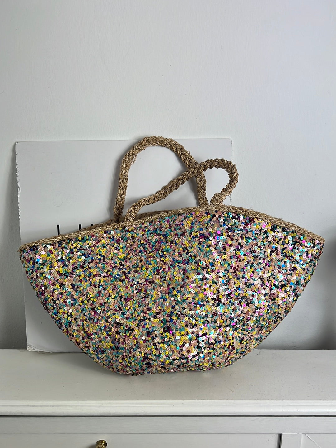 ZARA. Cesta mimbre lentejuelas colores