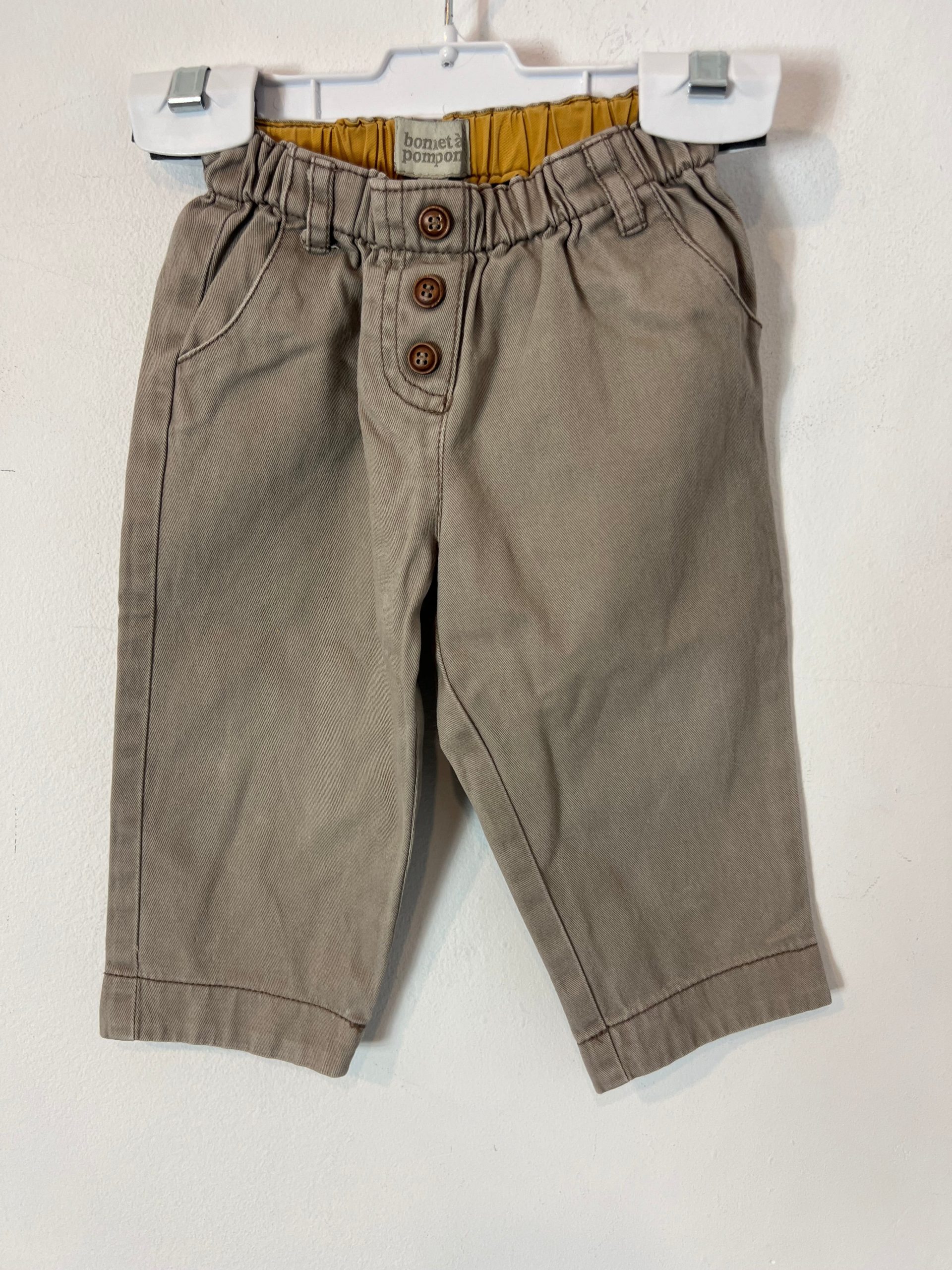 BONNET Á POMPON. Pantalón beige botones. T 12 meses