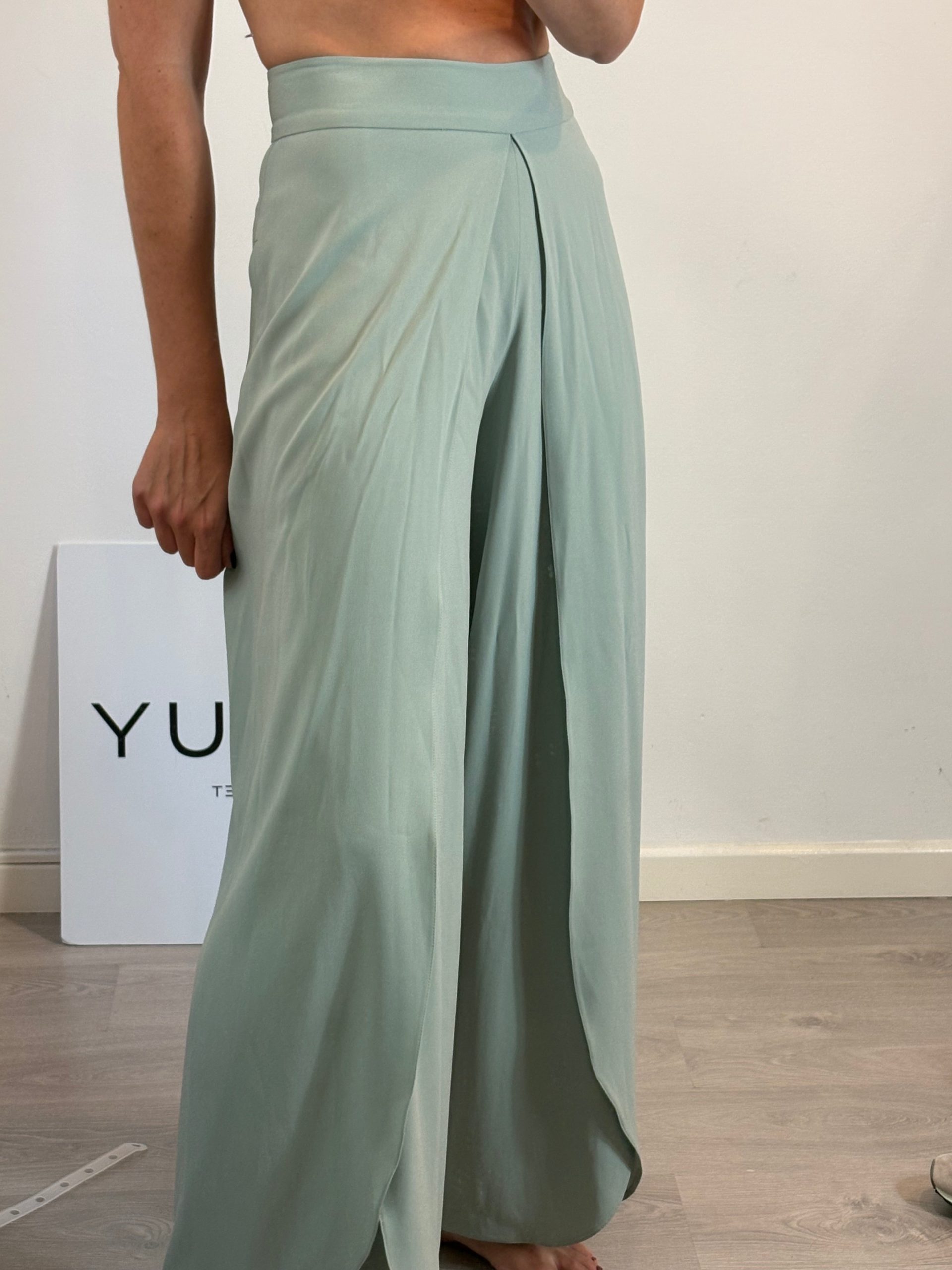 ROBERTO TORRETTA. Pantalón verde aberturas . T 36