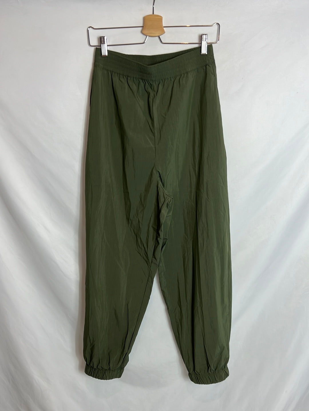 OYSHO. Pantalón verde textura. TS