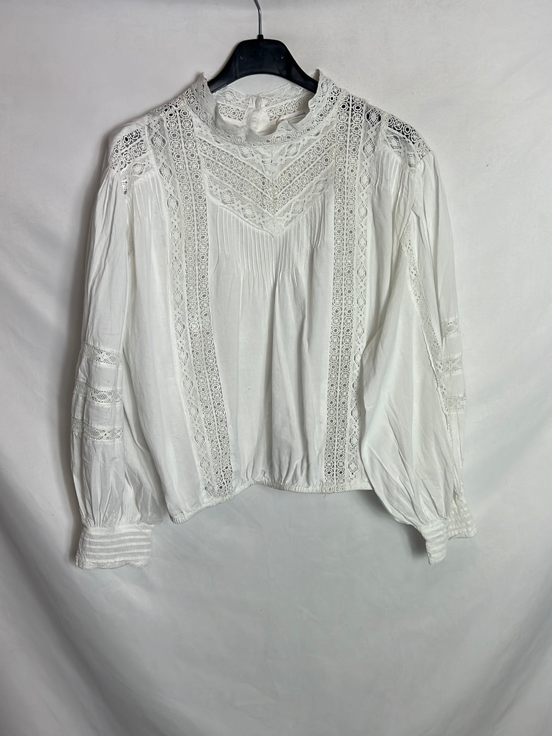 MANGO. Blusa blanca encajes . T L