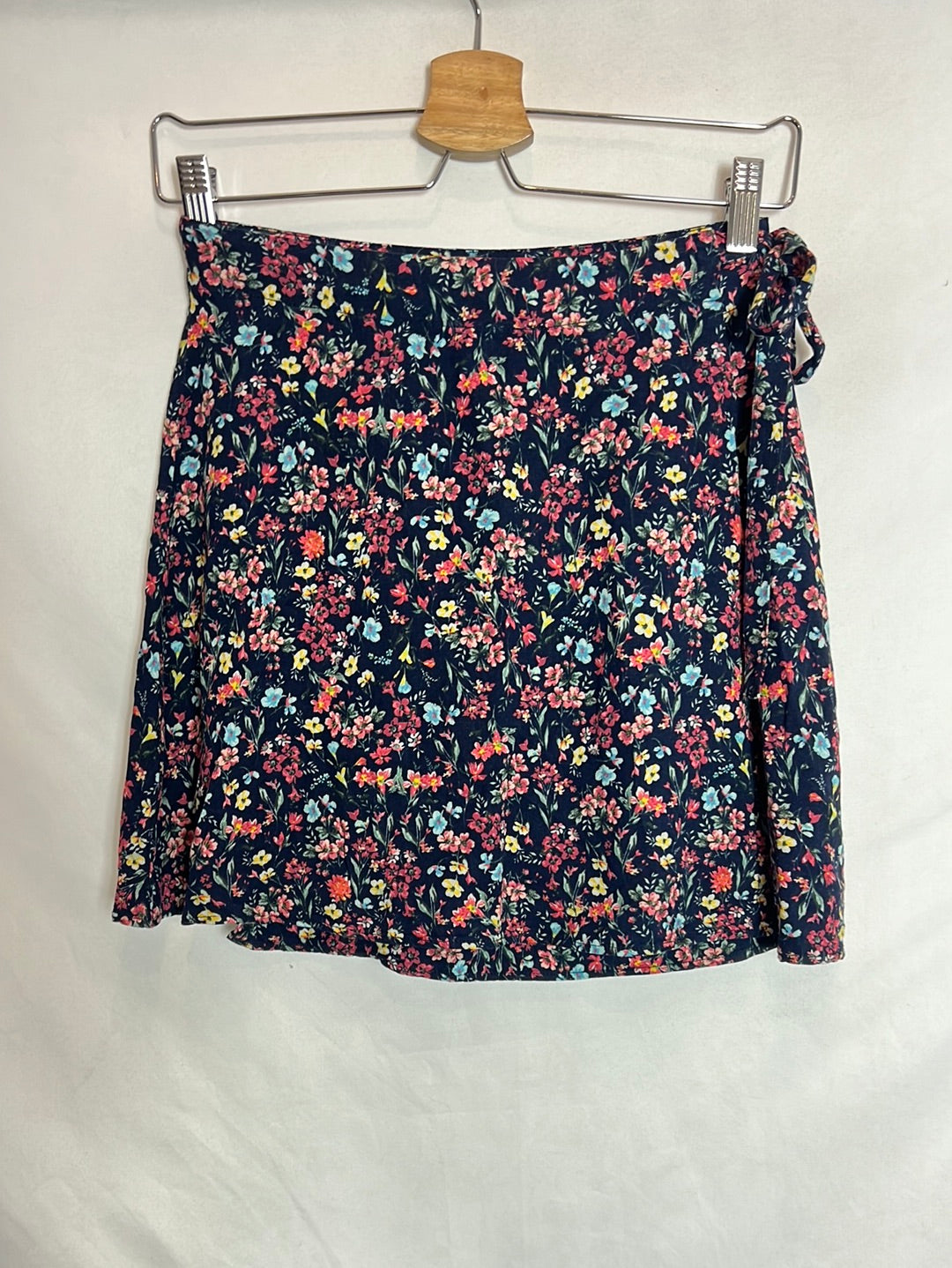 BERSHKA. Falda corta flores cruzada. T S