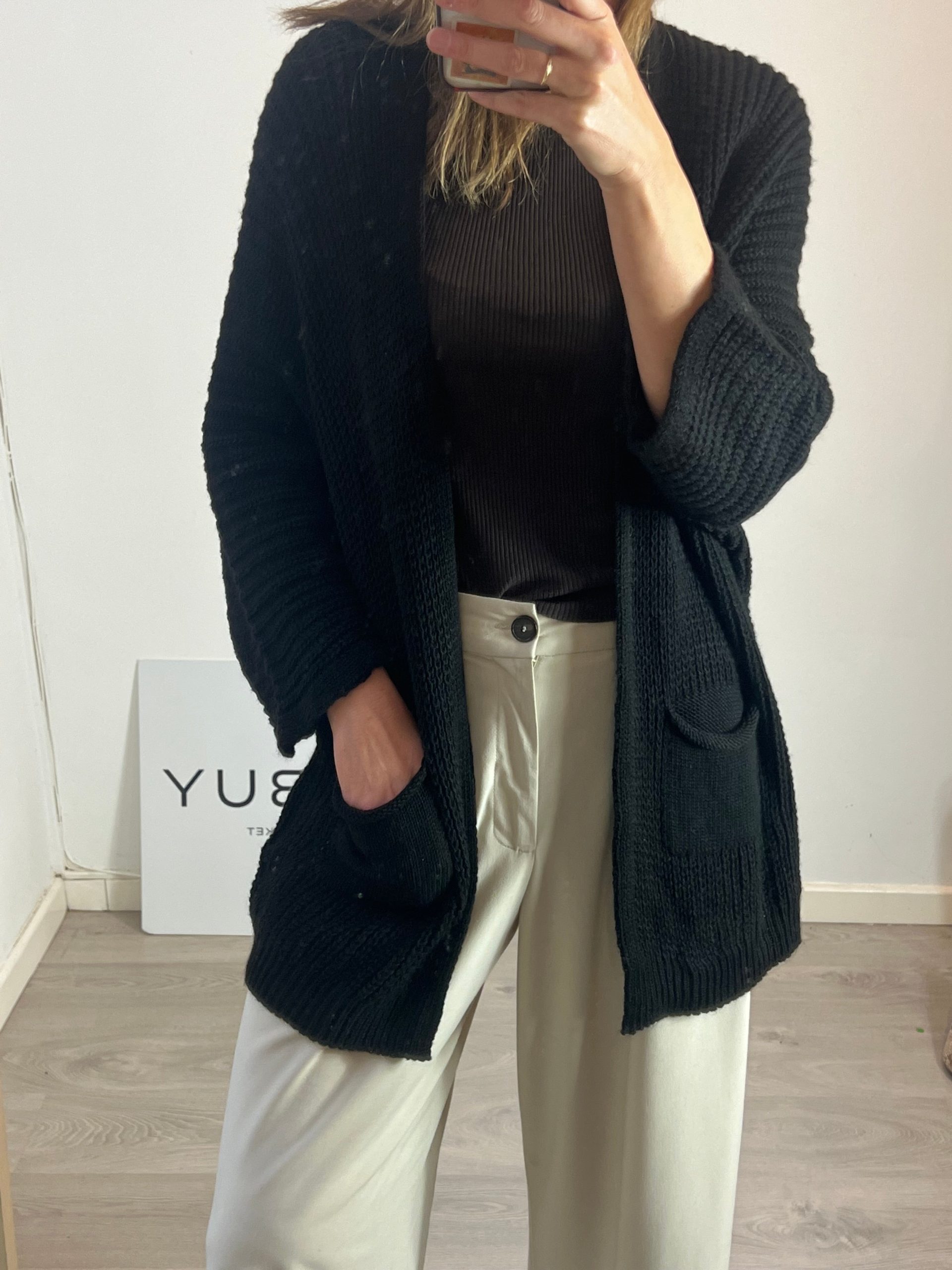 OTRAS. Cárdigan negro bolsillos. T M