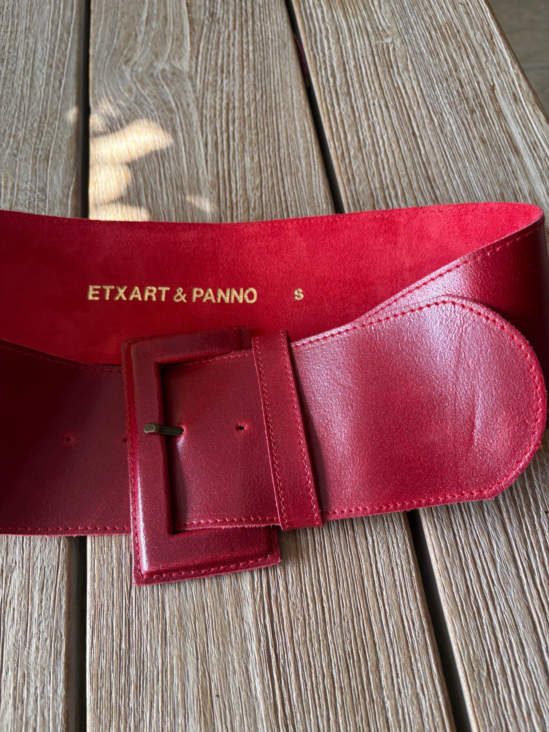 ETXART & PANNO. Cinturón rojo piel hebilla rectangular. T S