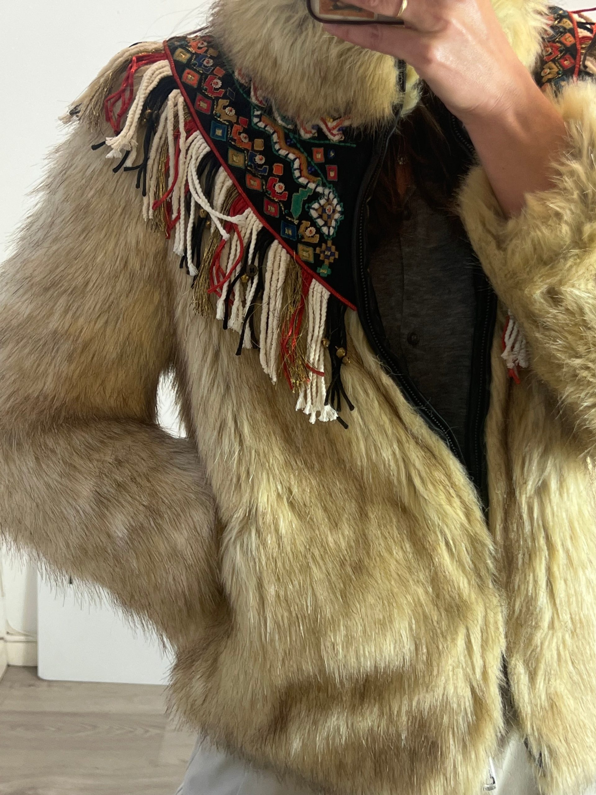 ZARA. Abrigo pelo abalorios. T XS