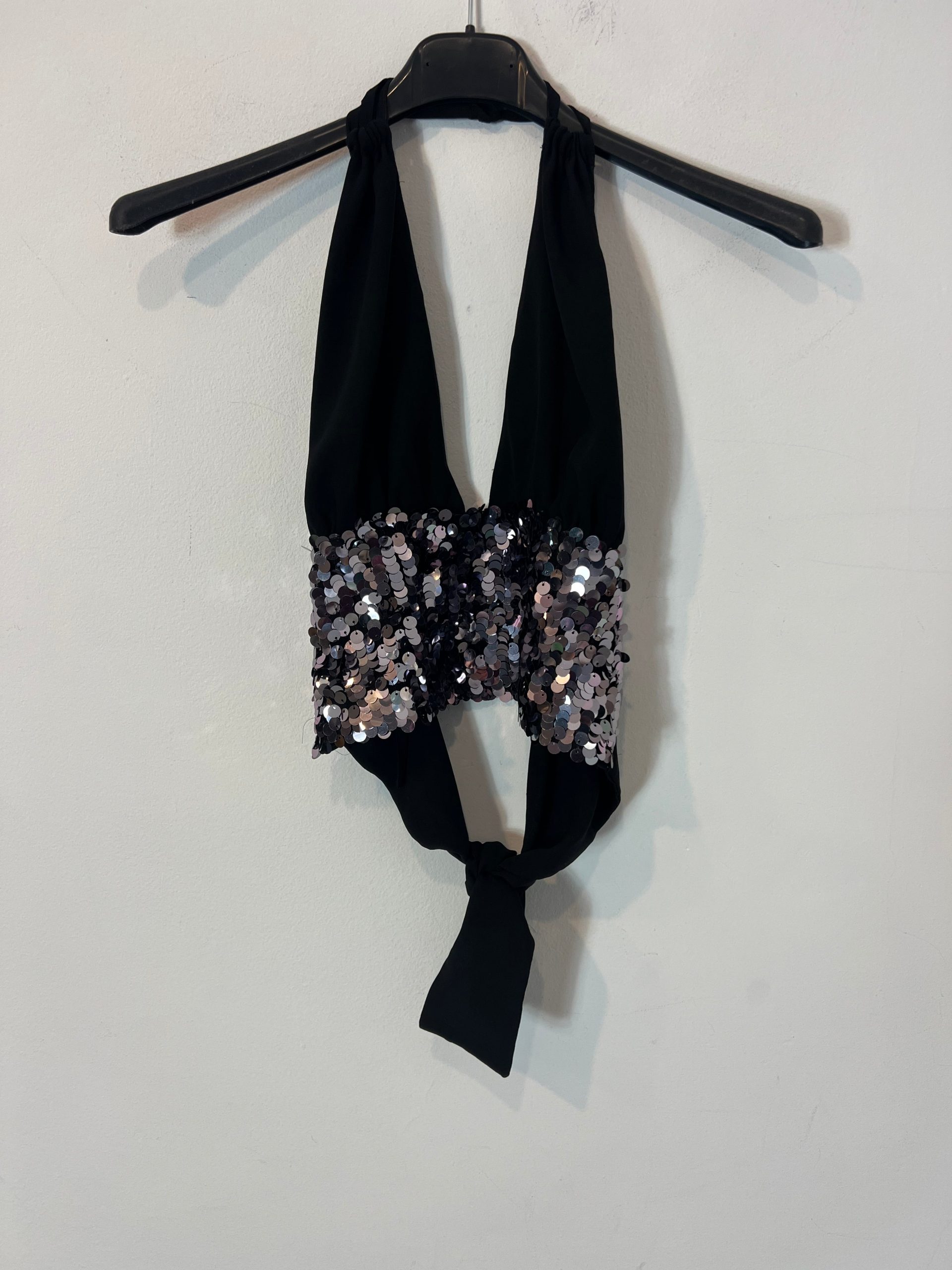 THE ARE. Top negro anudado lentejuelas. T S