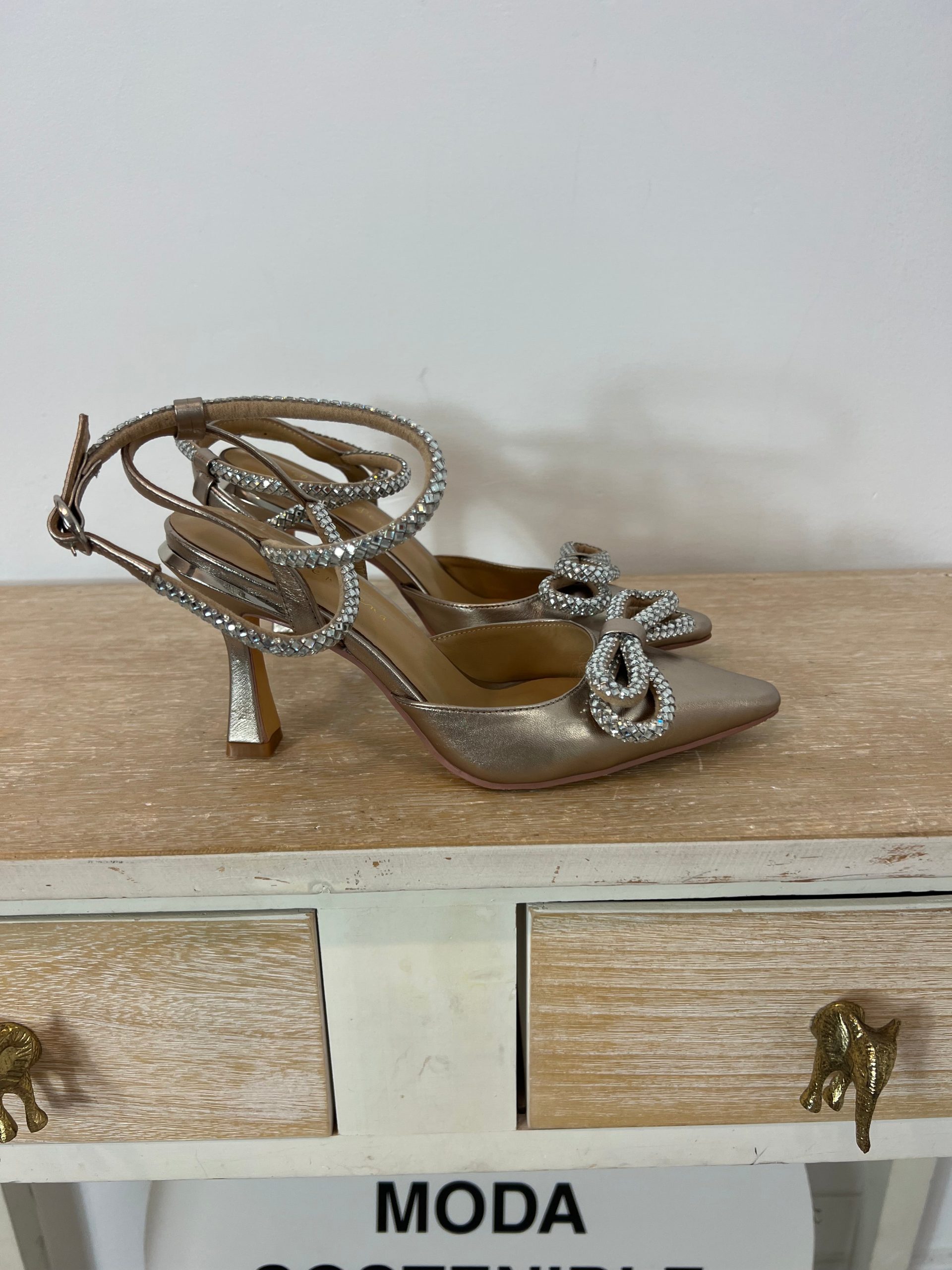 ALMA EN PENA. Stiletos dorados lazada T.38