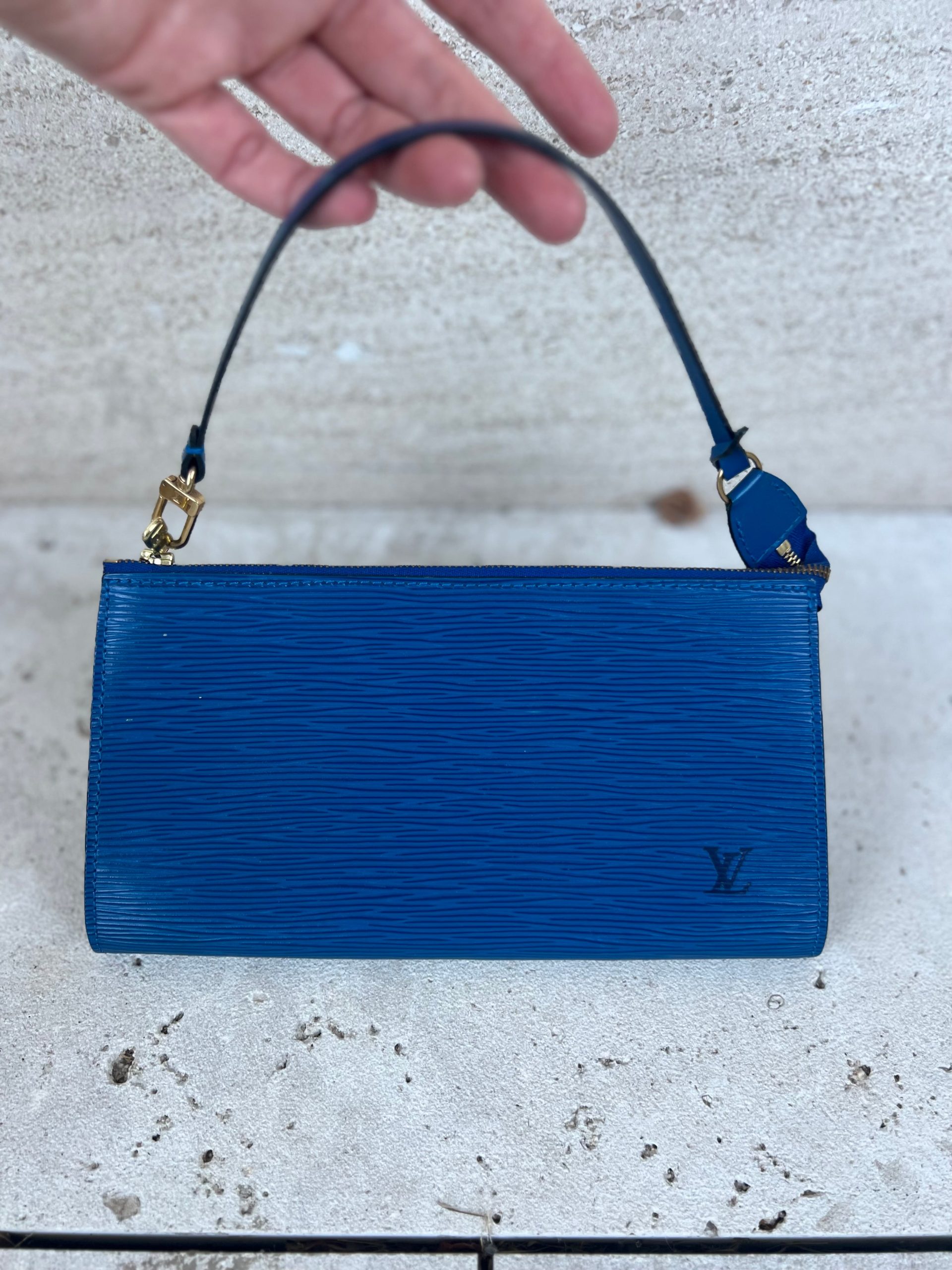 LOUIS VUITTON. Bolso pochette piel azul