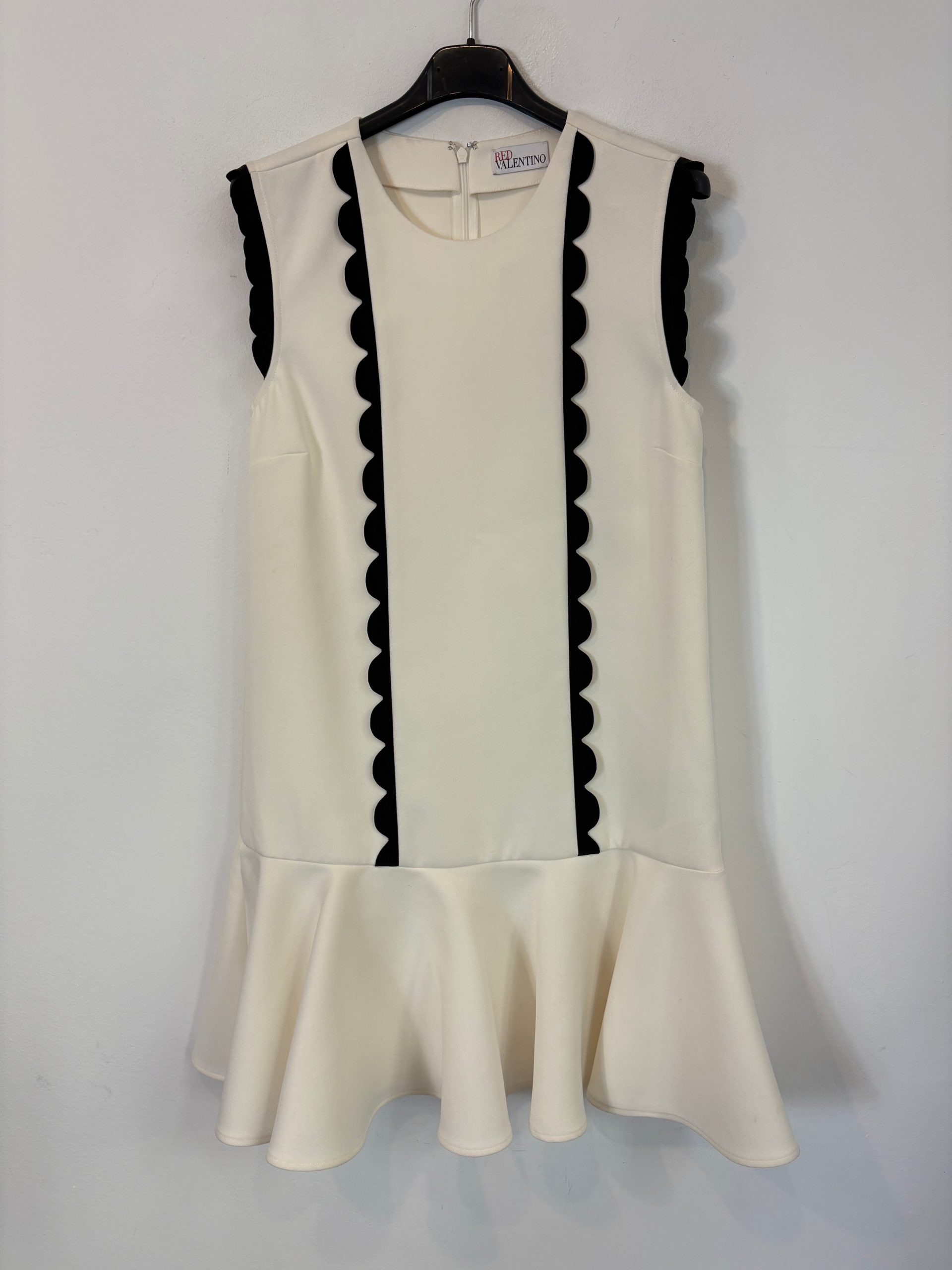 RED VALENTINO. Vestido corto volante. T 40 (S)