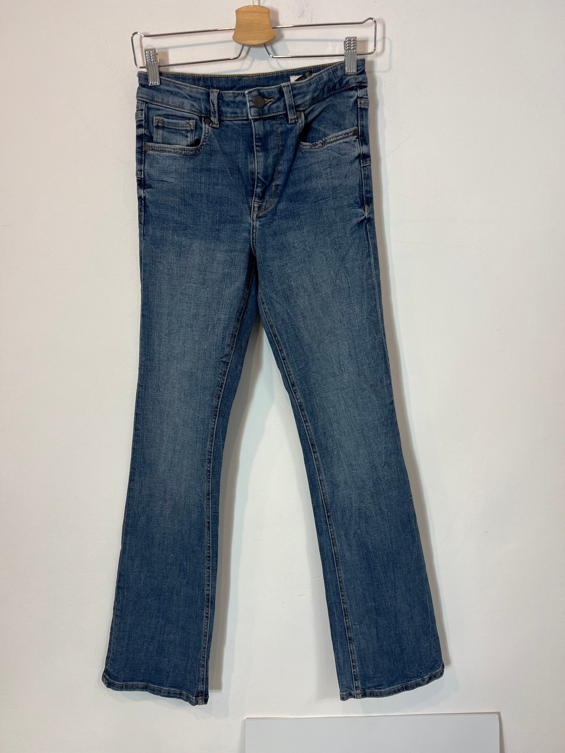 ZARA. pantalón denim campana T.36