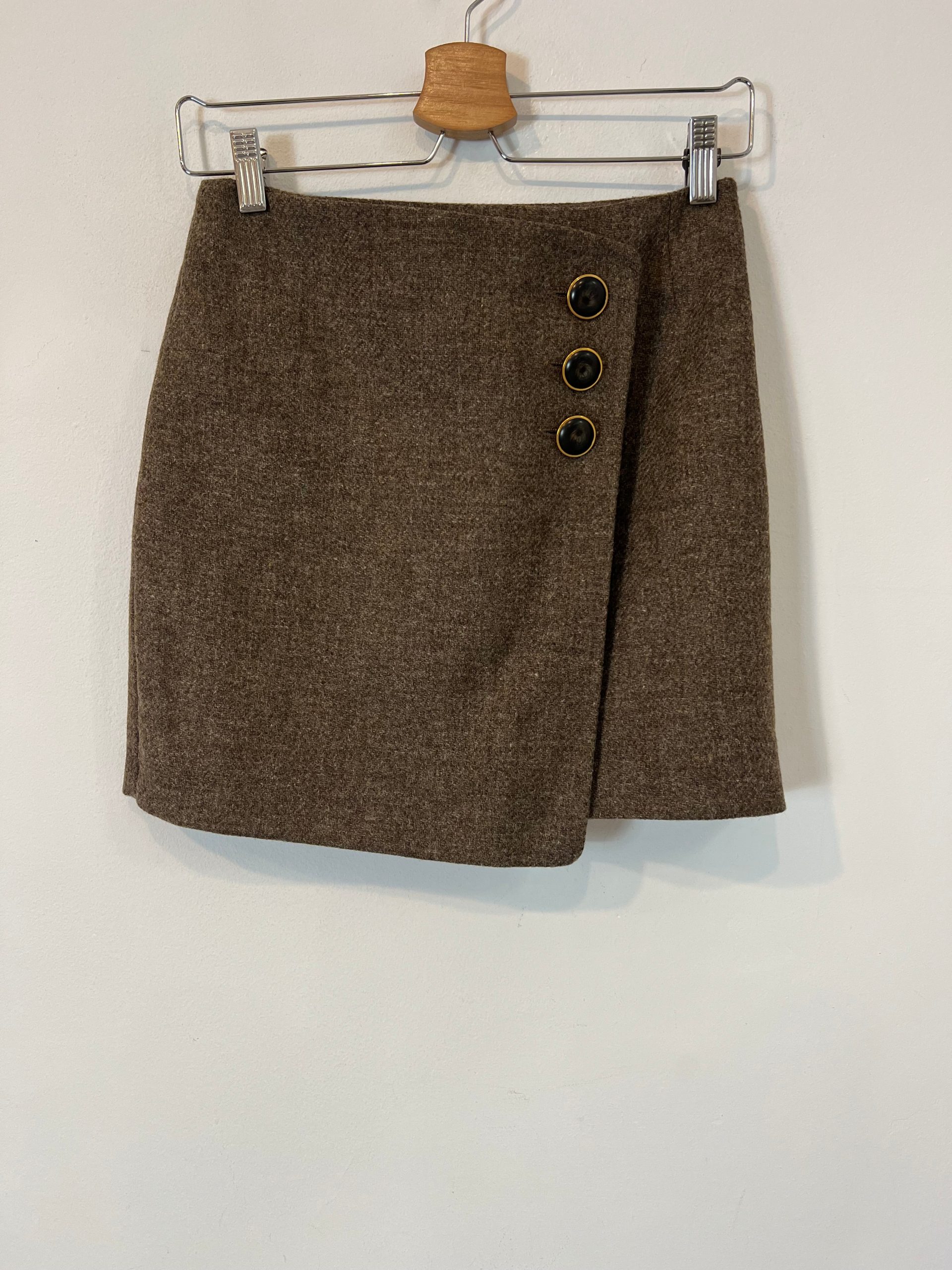 SÉZANE. Falda corta marrón T.34