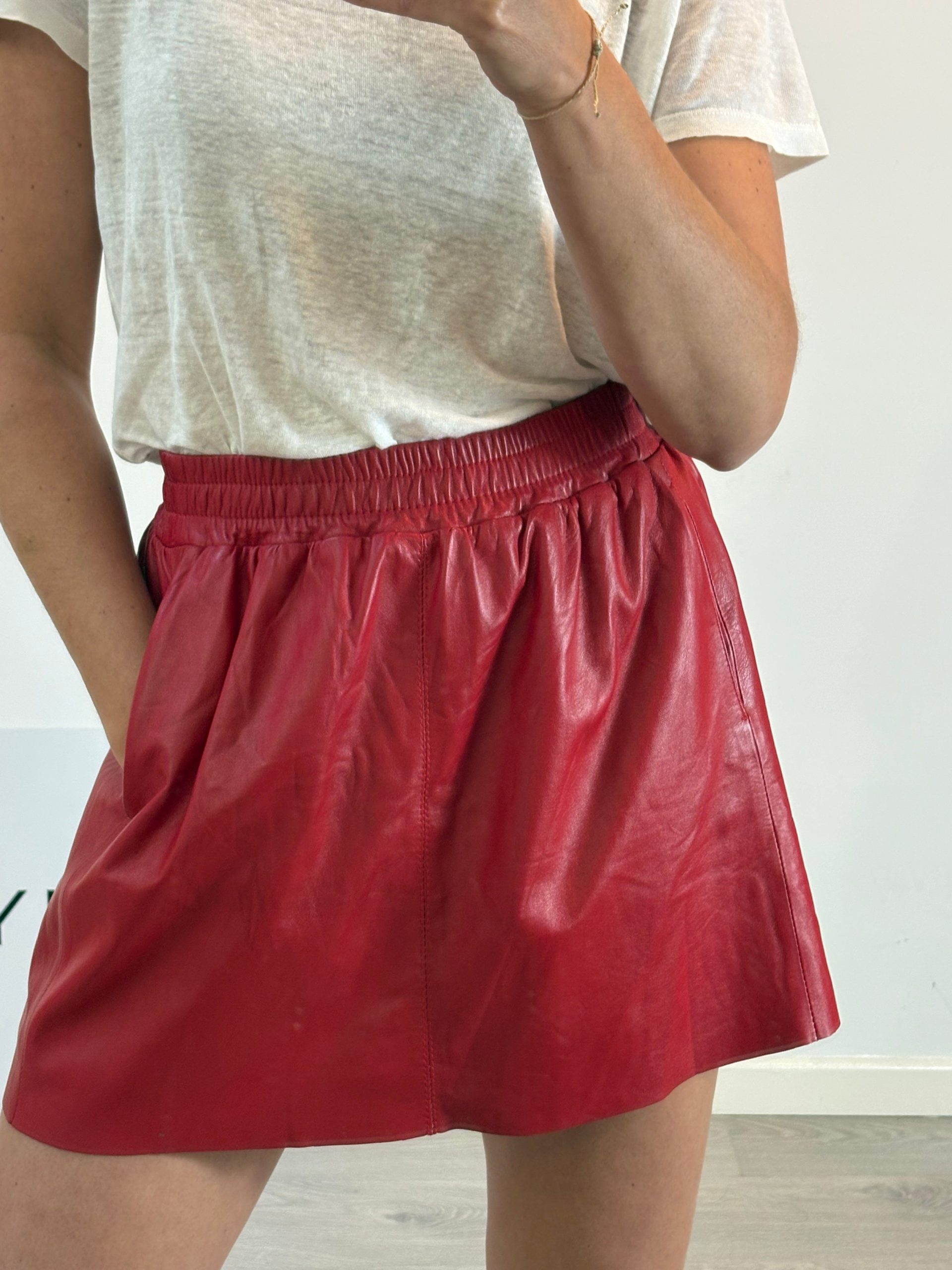 BLUGIRL BLUMARINE. falda roja piel bolsillos T.36