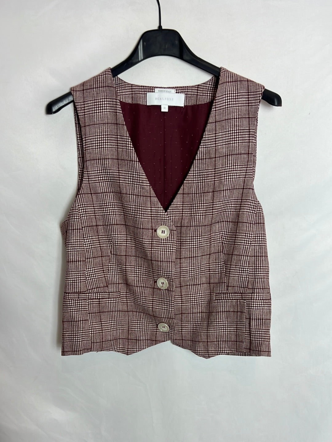 SCALPERS. Chaleco cuadros burdeos. TM