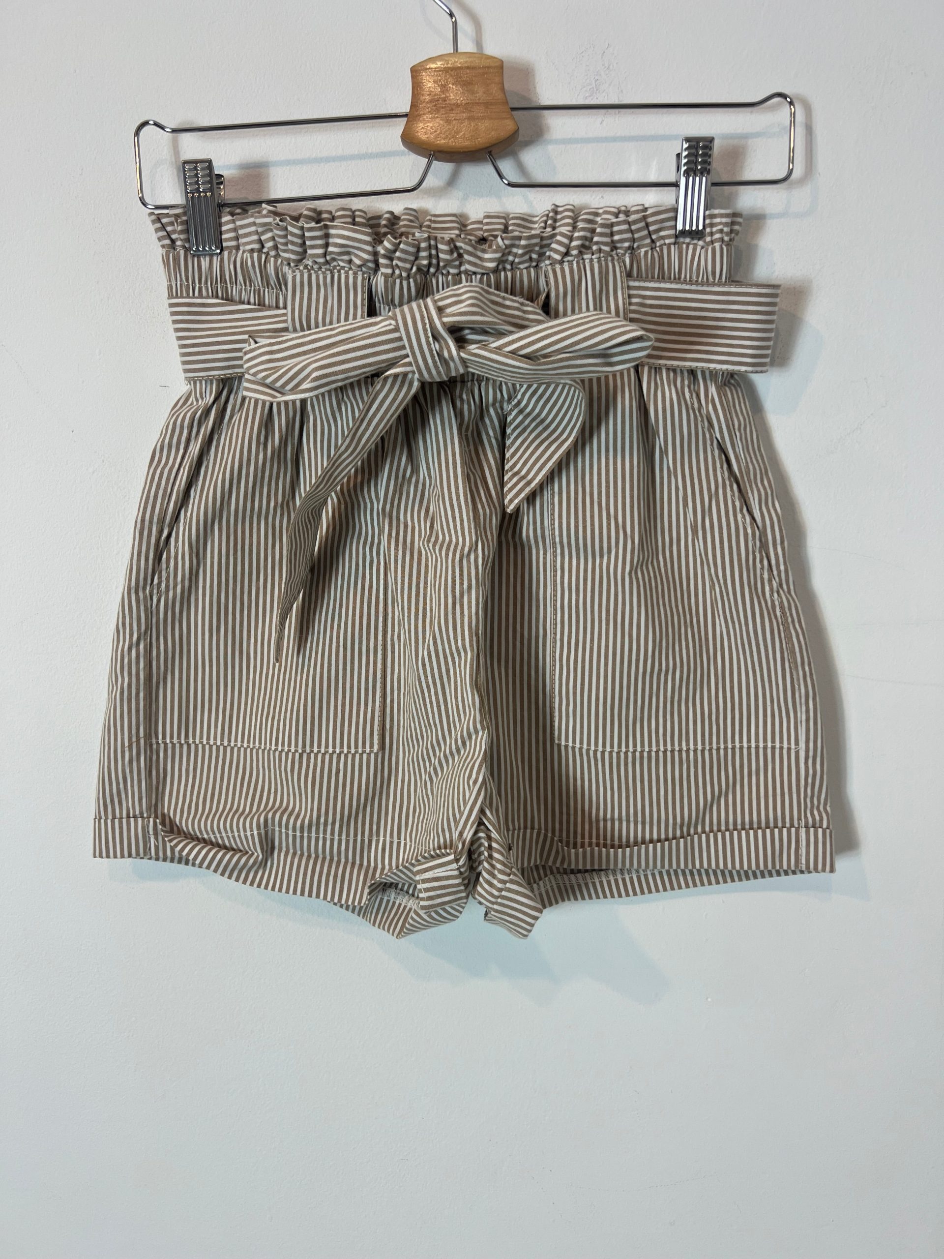 ONLY. Bermuda rayas beiges y blancas. T XS