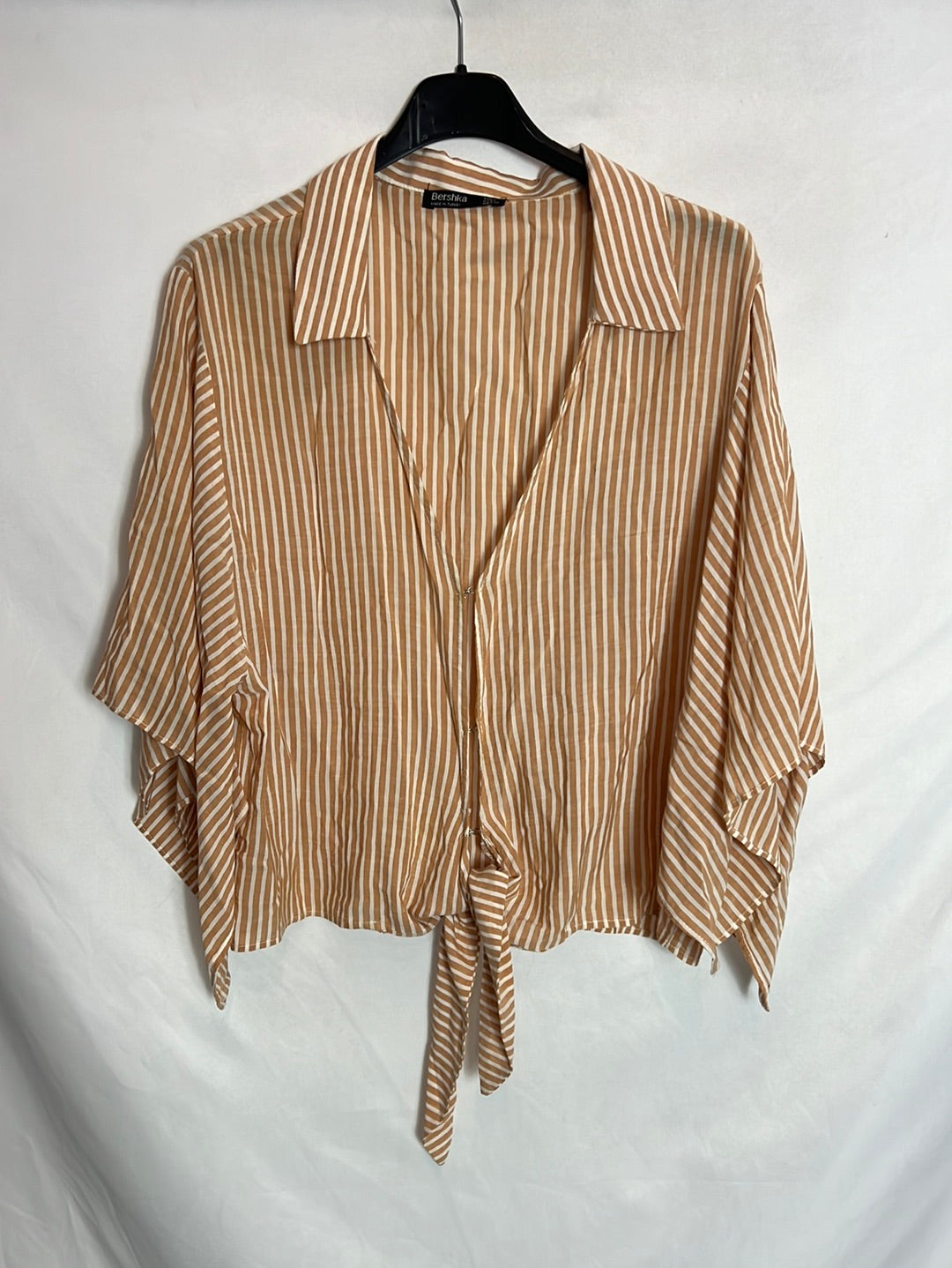 BERHSKA. Blusa rayas corchetes. T L