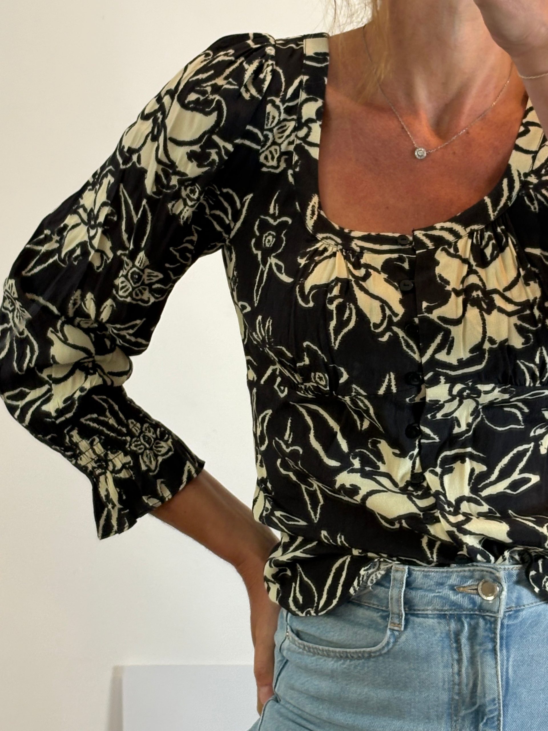 BA&SH. Blusa negra flores. T 1 (S)