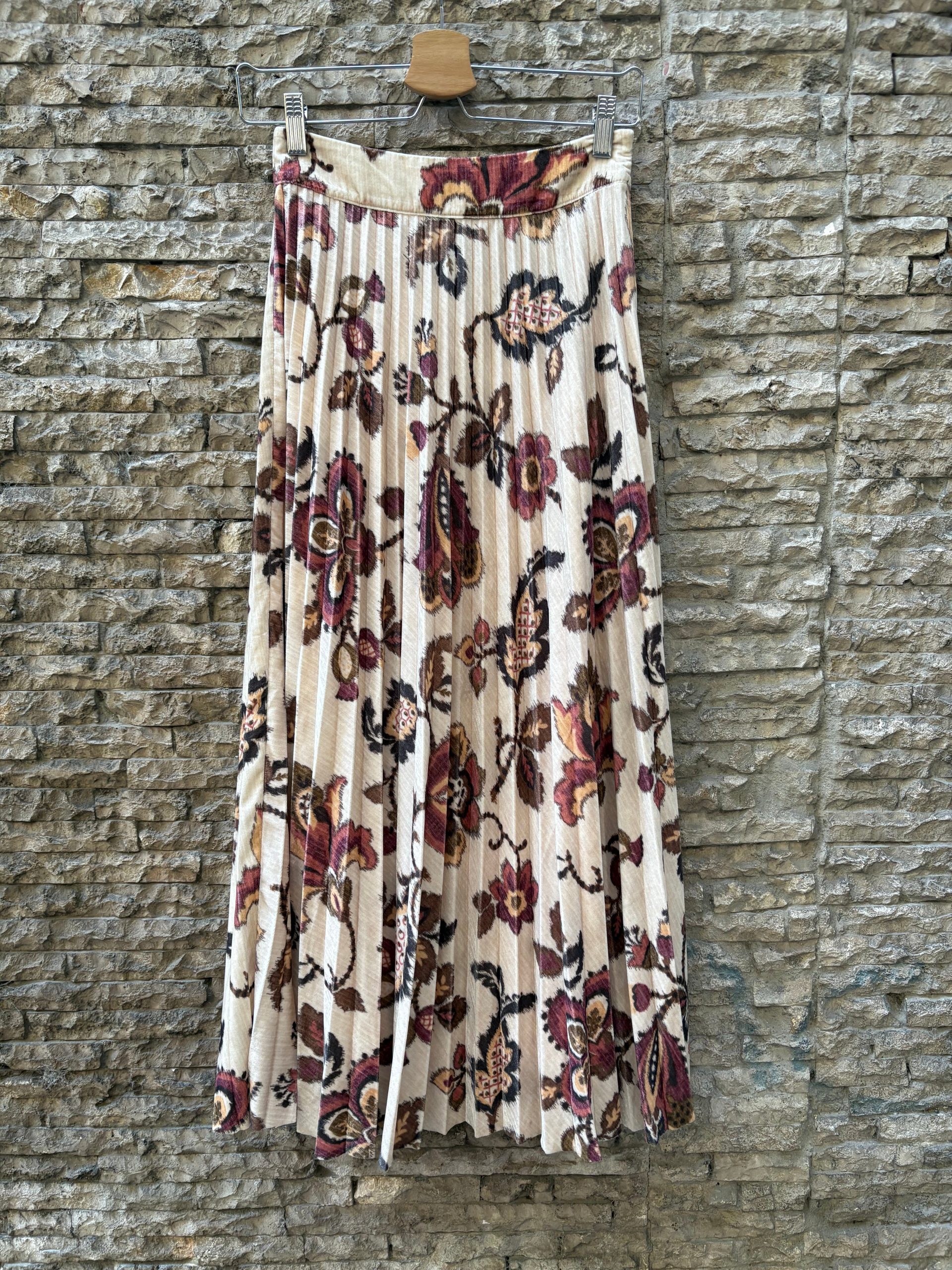 SÉZANE. Falda larga plisada flores. T 34