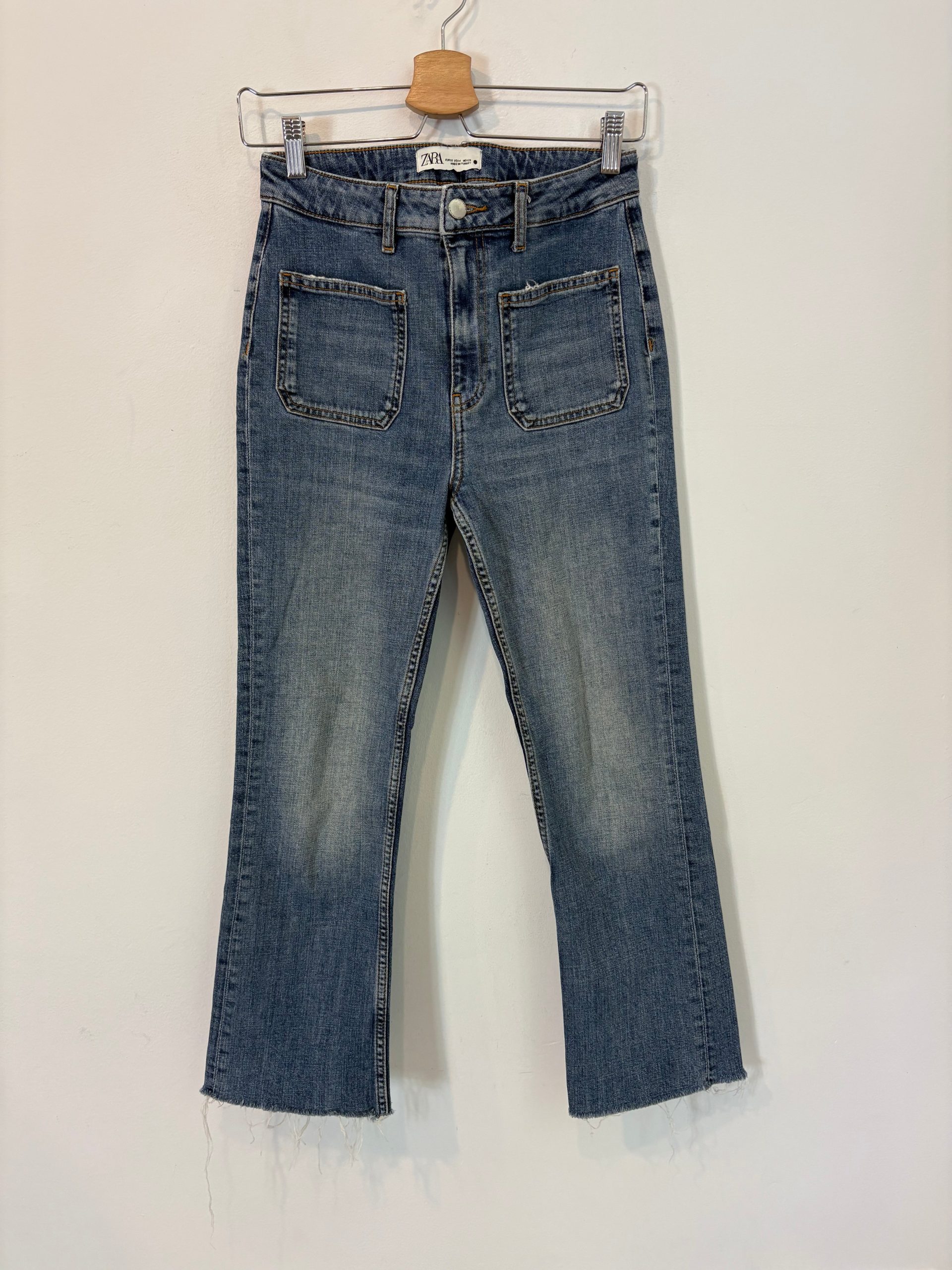 ZARA. Pantalón denim recto. T 36