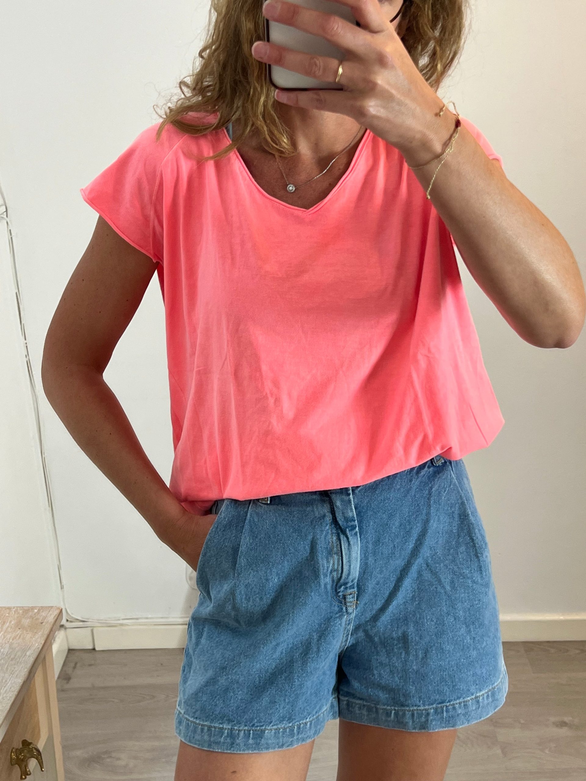 THE HIP TEE. Camiseta flúor rosa detalle espalda. T M