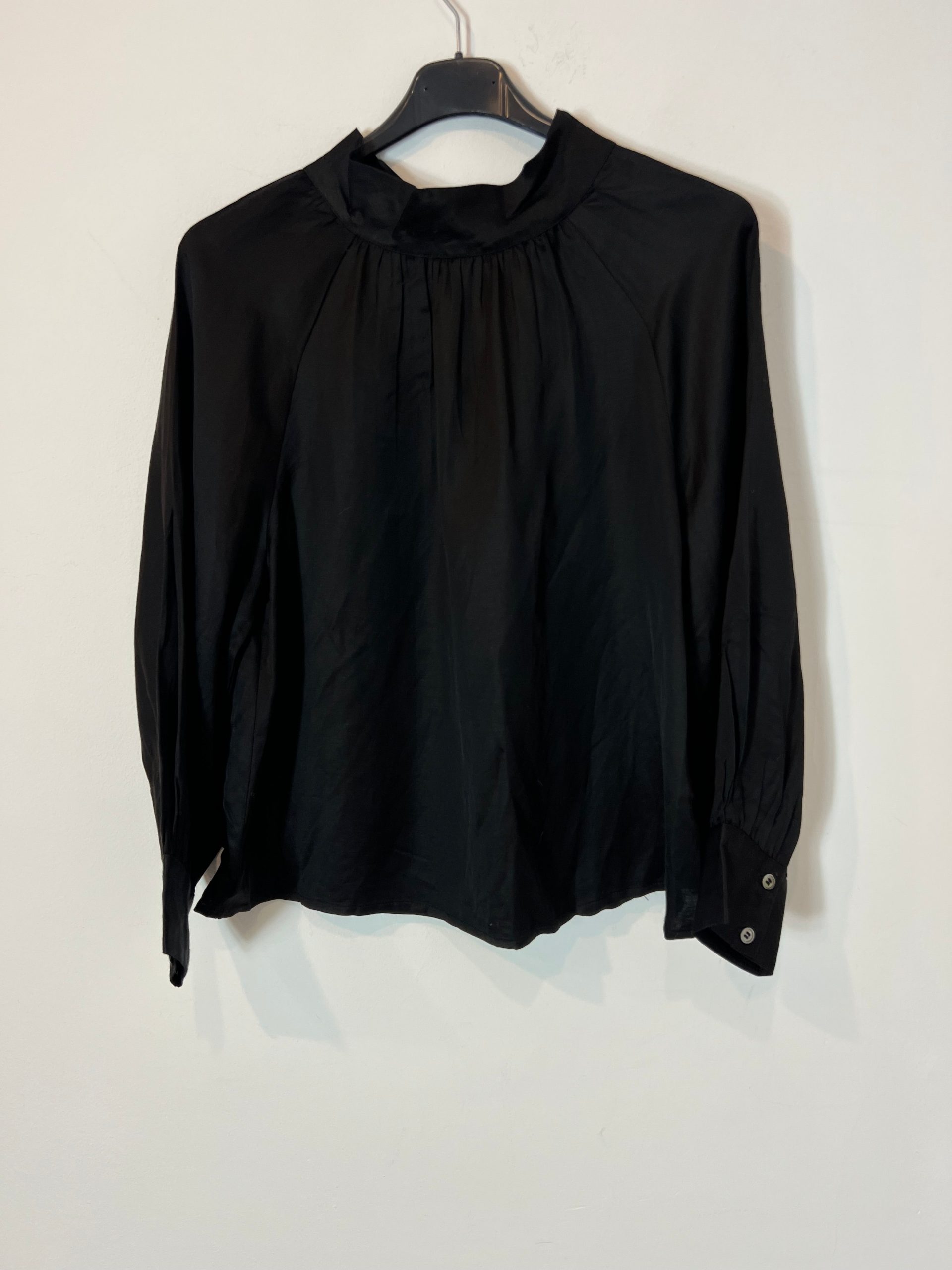 INDI&COLD. Blusa negra lazada T.s