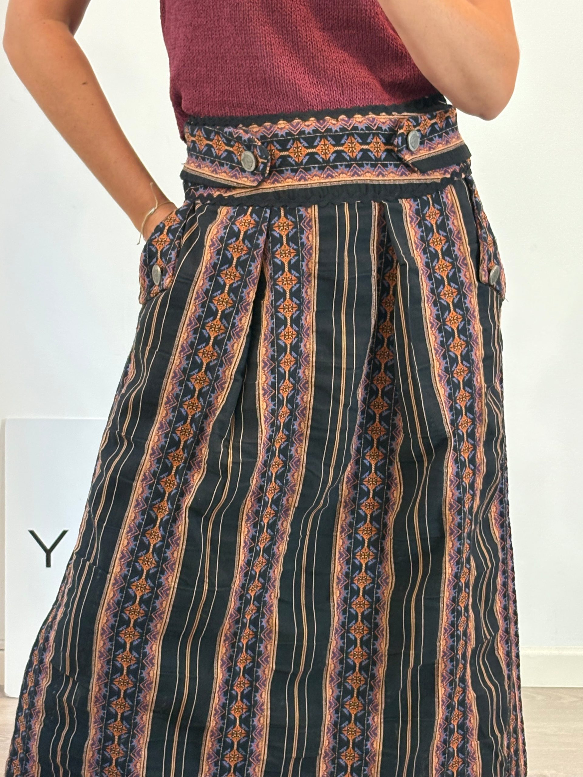 SOPHIE&LUCIE. Falda midi negra bordada T.38