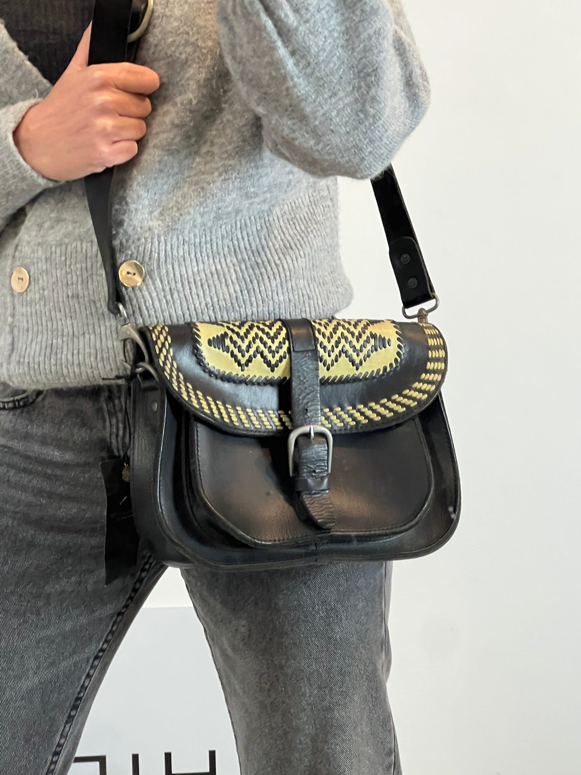 MAISON SCOTCH. Bolso negro piel detalle solapa