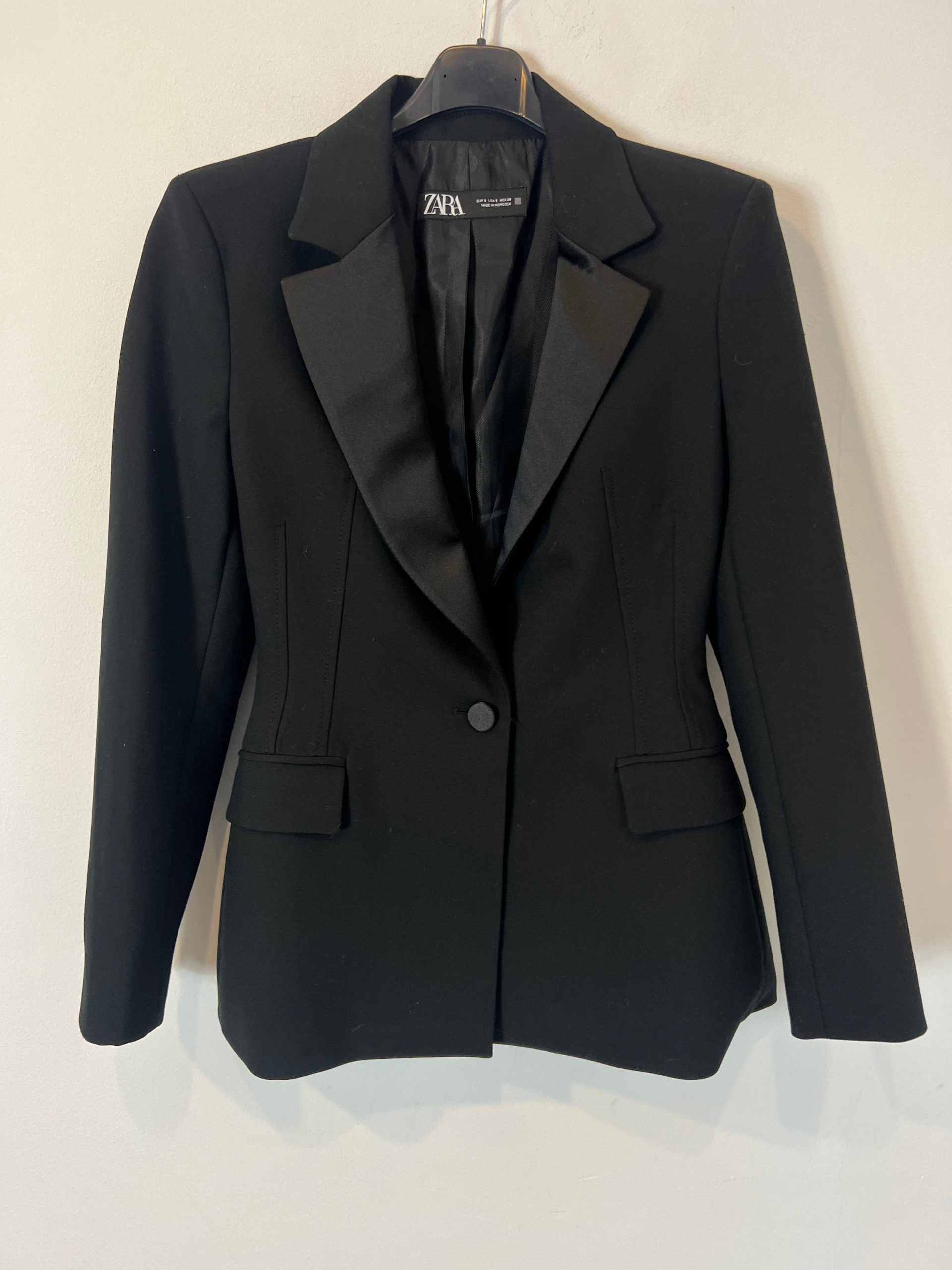 ZARA. Blazer negra solapa satinada. T S