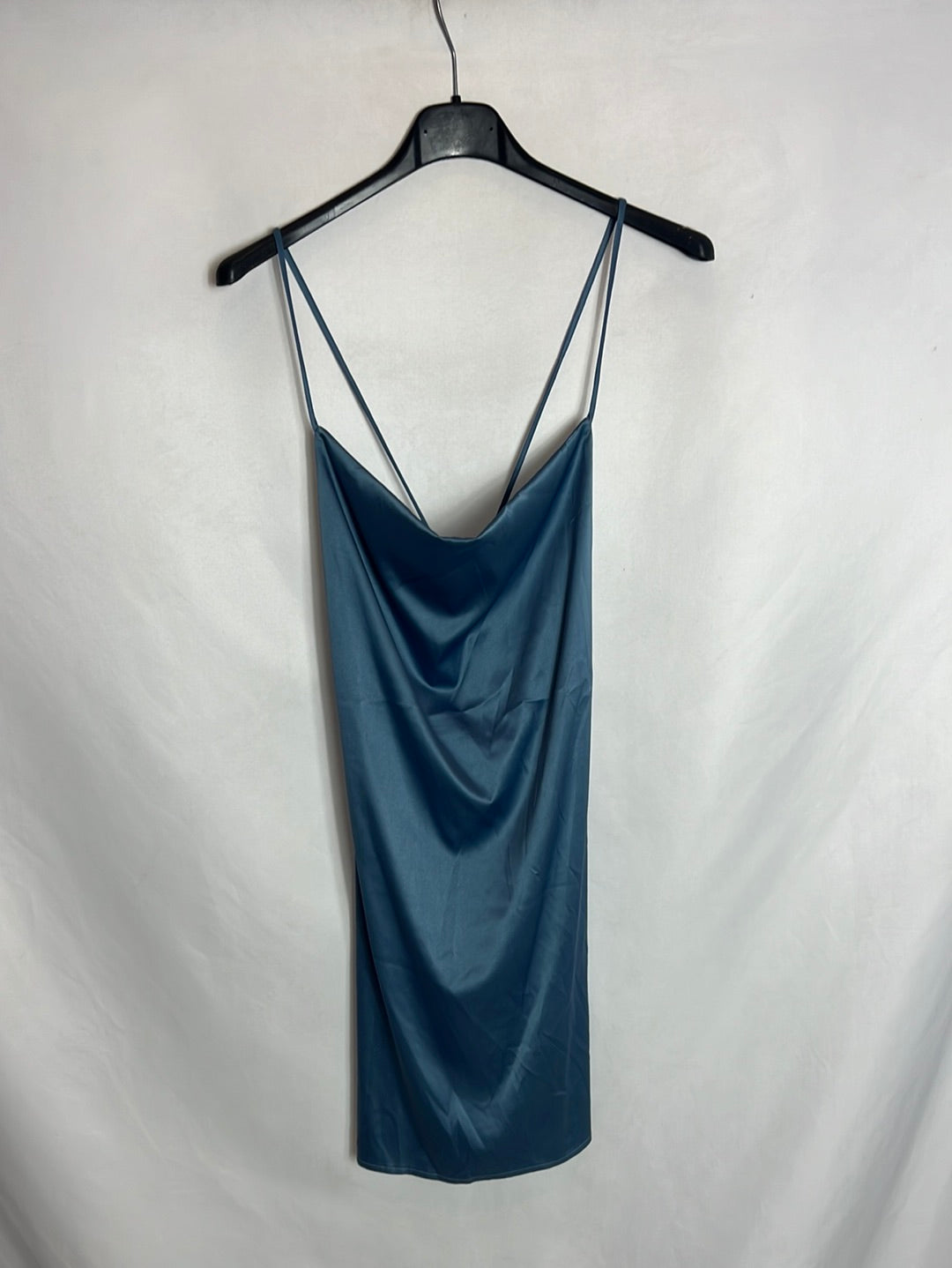 PULL&BEAR . Vestido corto azul satinado. T XS