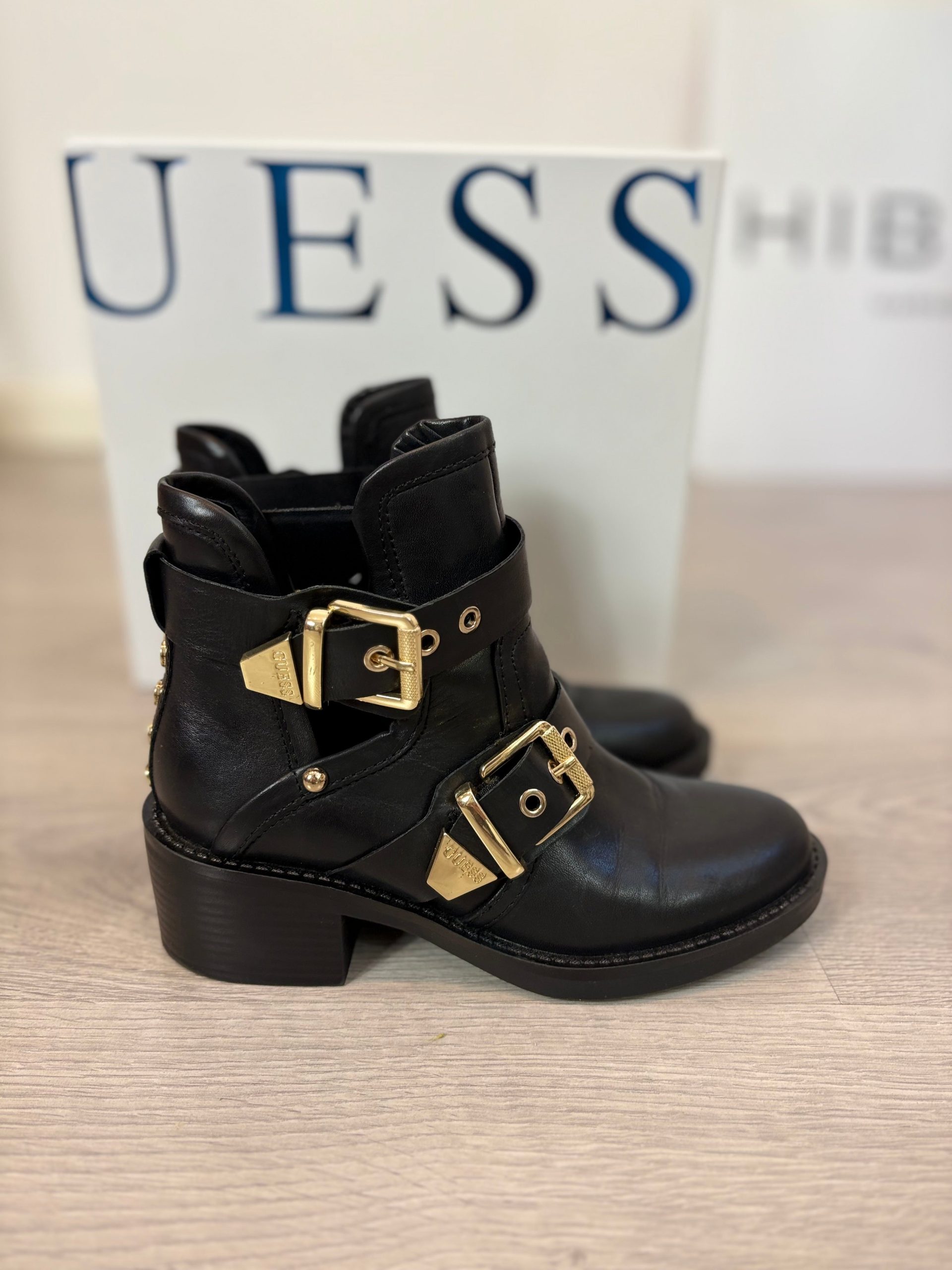 GUESS. Botines piel hebilla. T 36