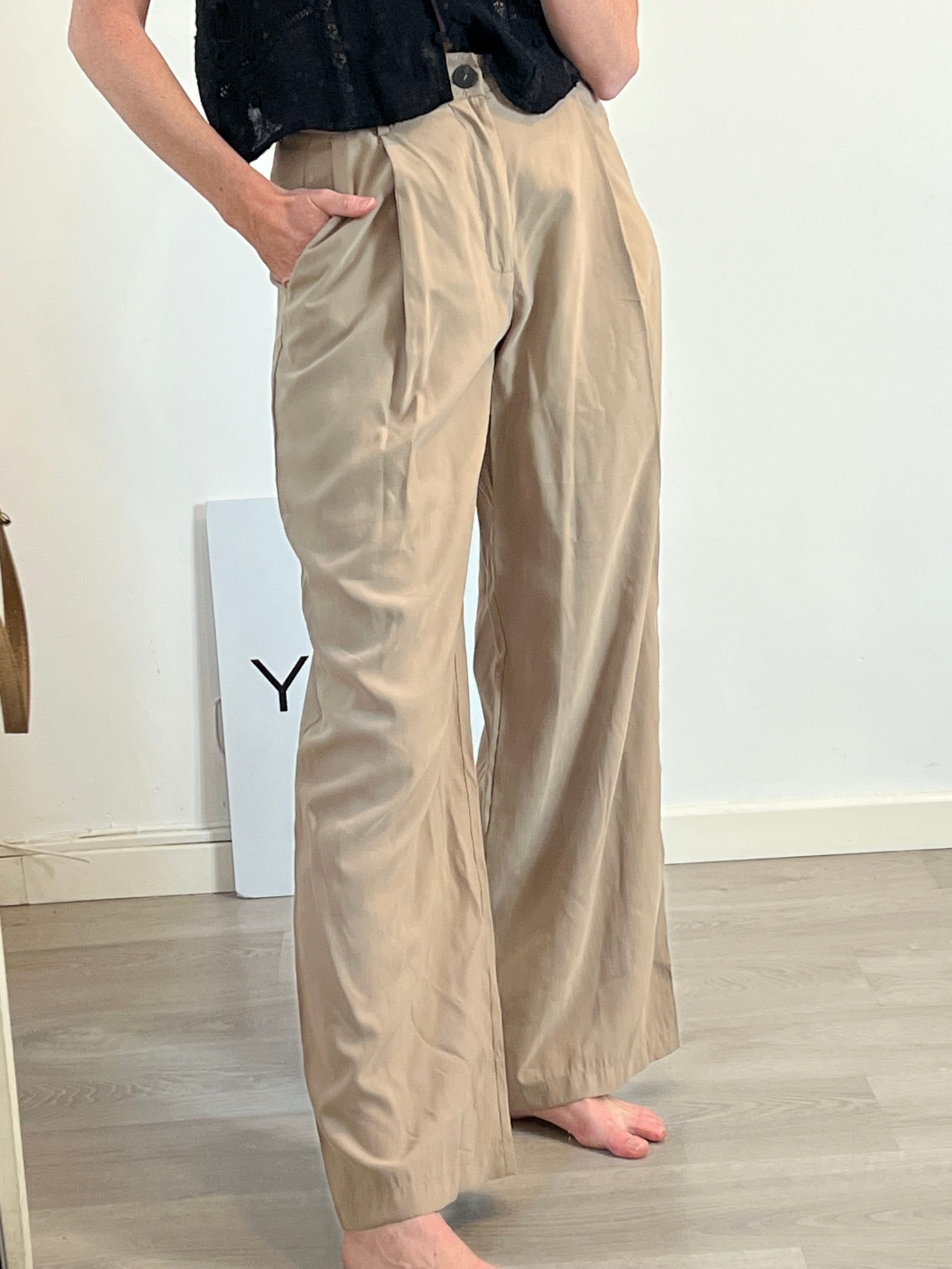 ZARA. Pantalón fluido pinzas beige T.xs