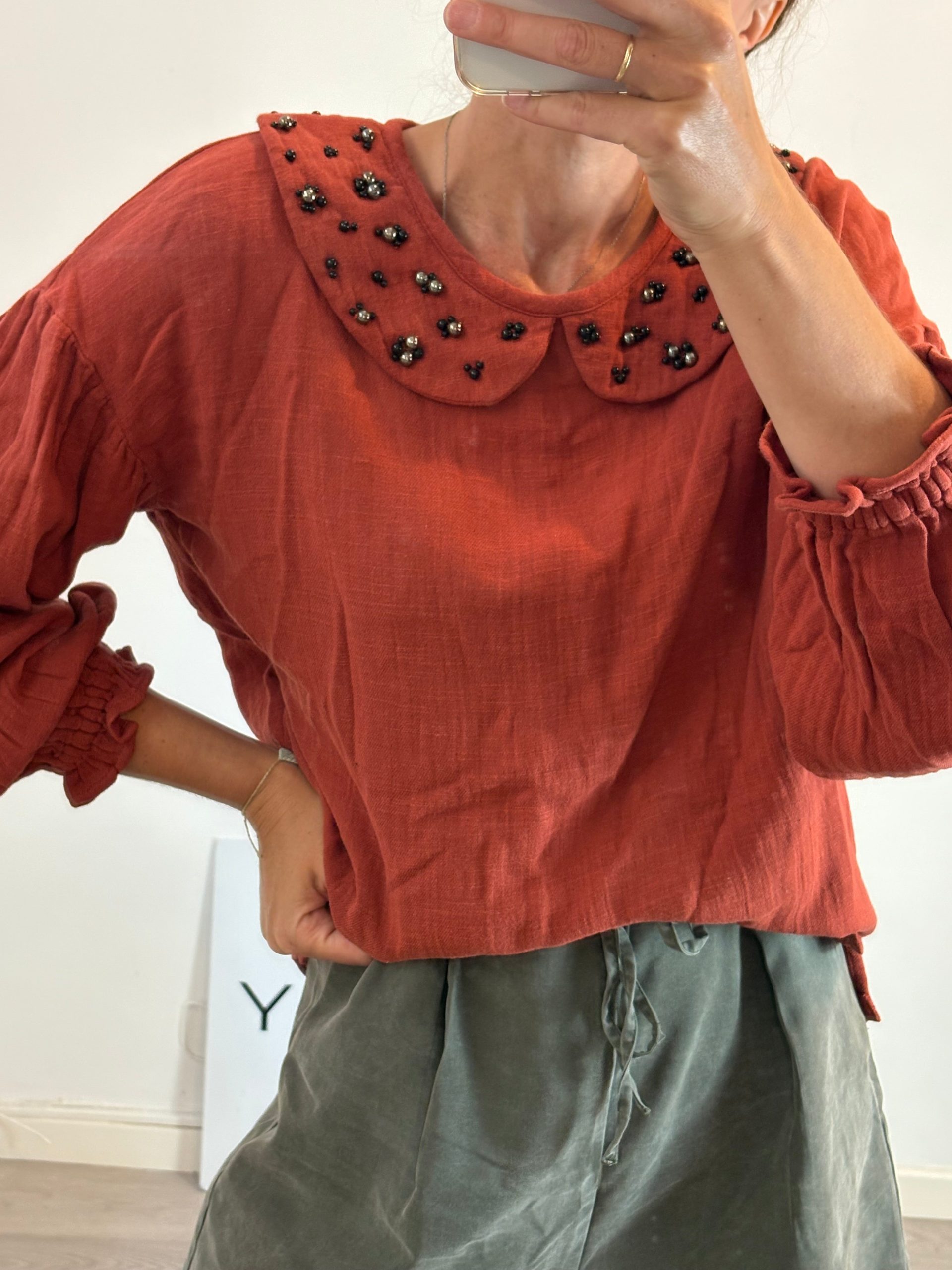 KIABI. Blusa teja abalorios cuello T.m