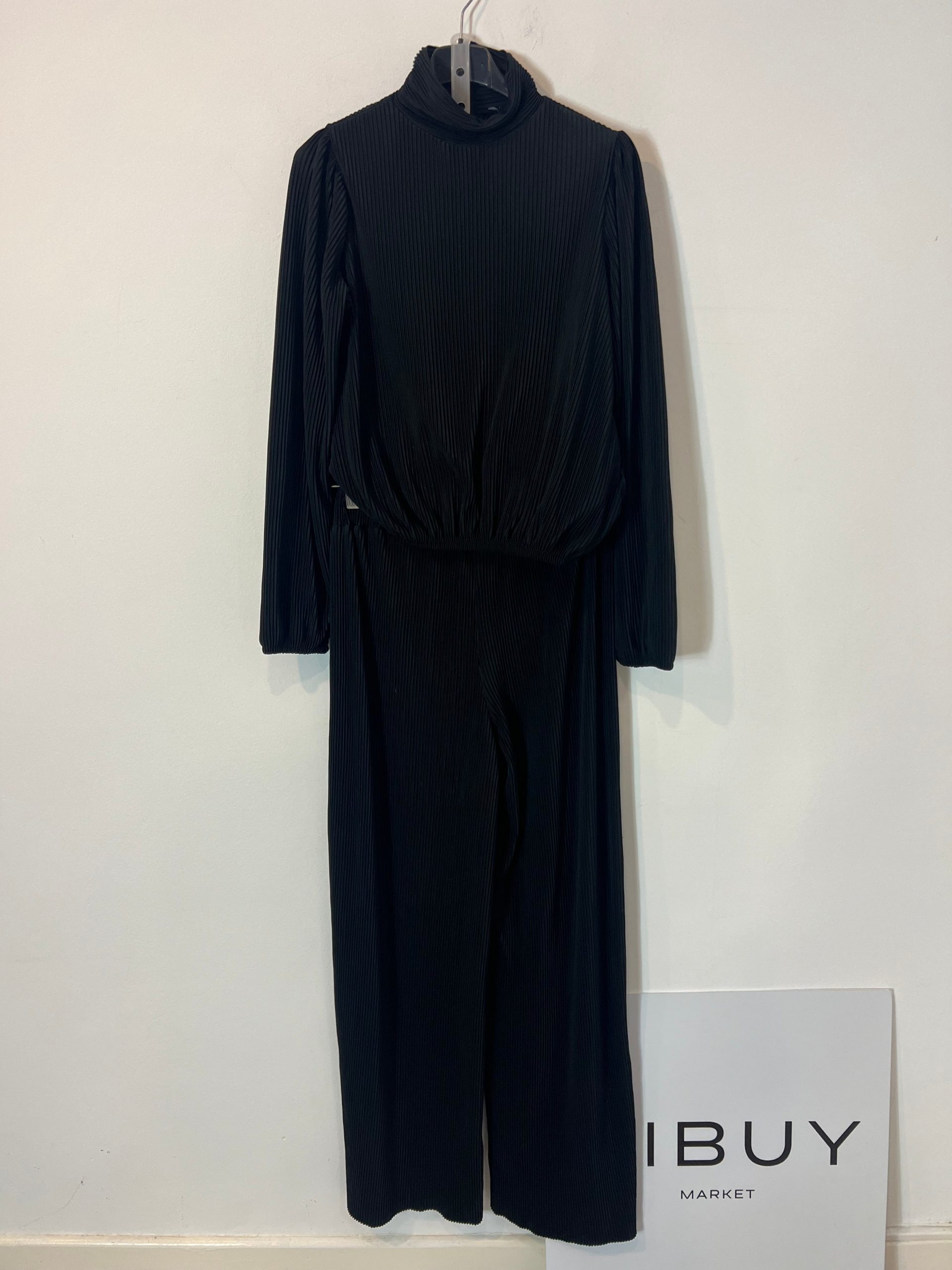 KIABI. Total look negro plisado T.s