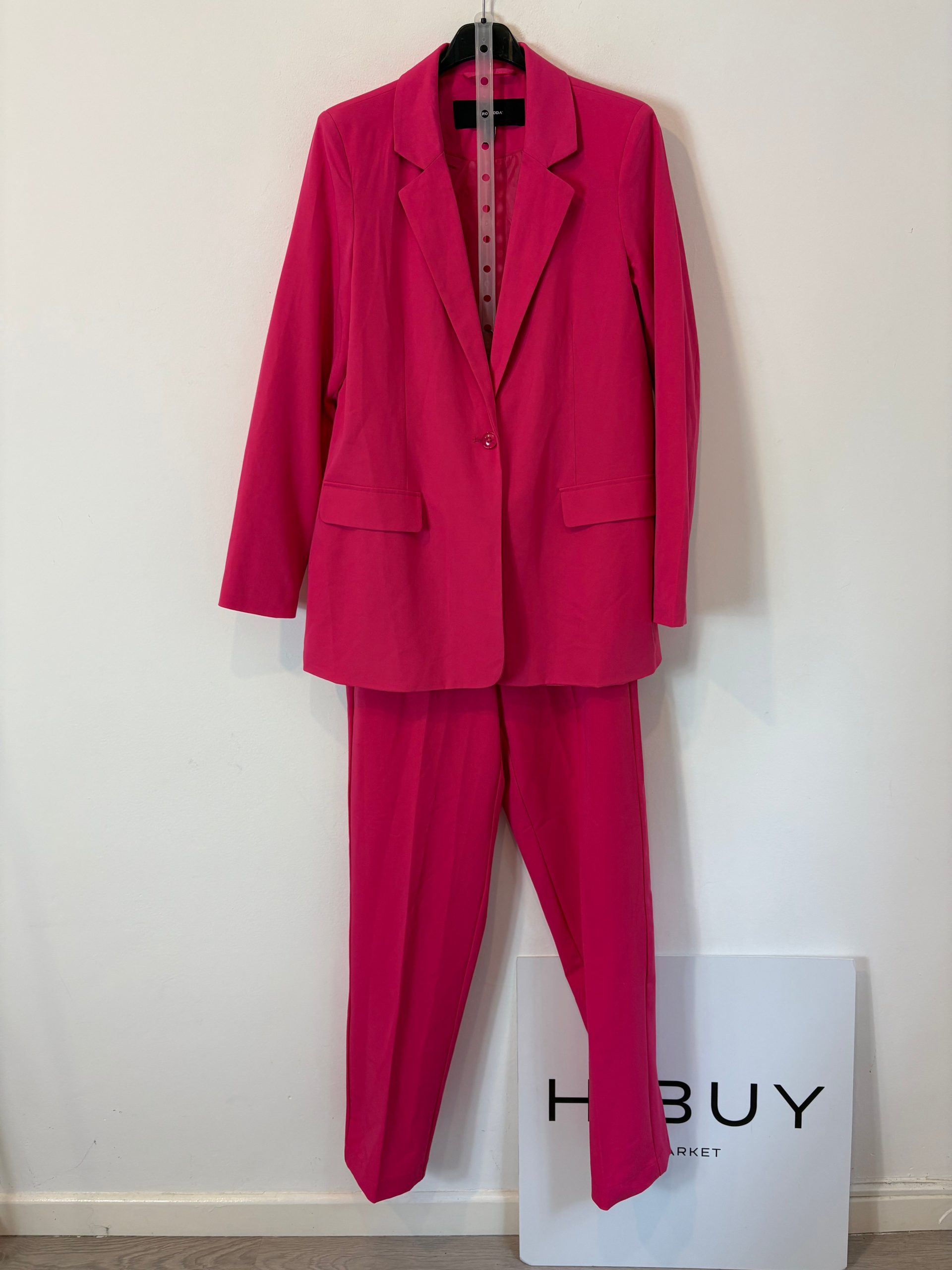 VERO MODA. Traje de chaqueta fucsia. T 36