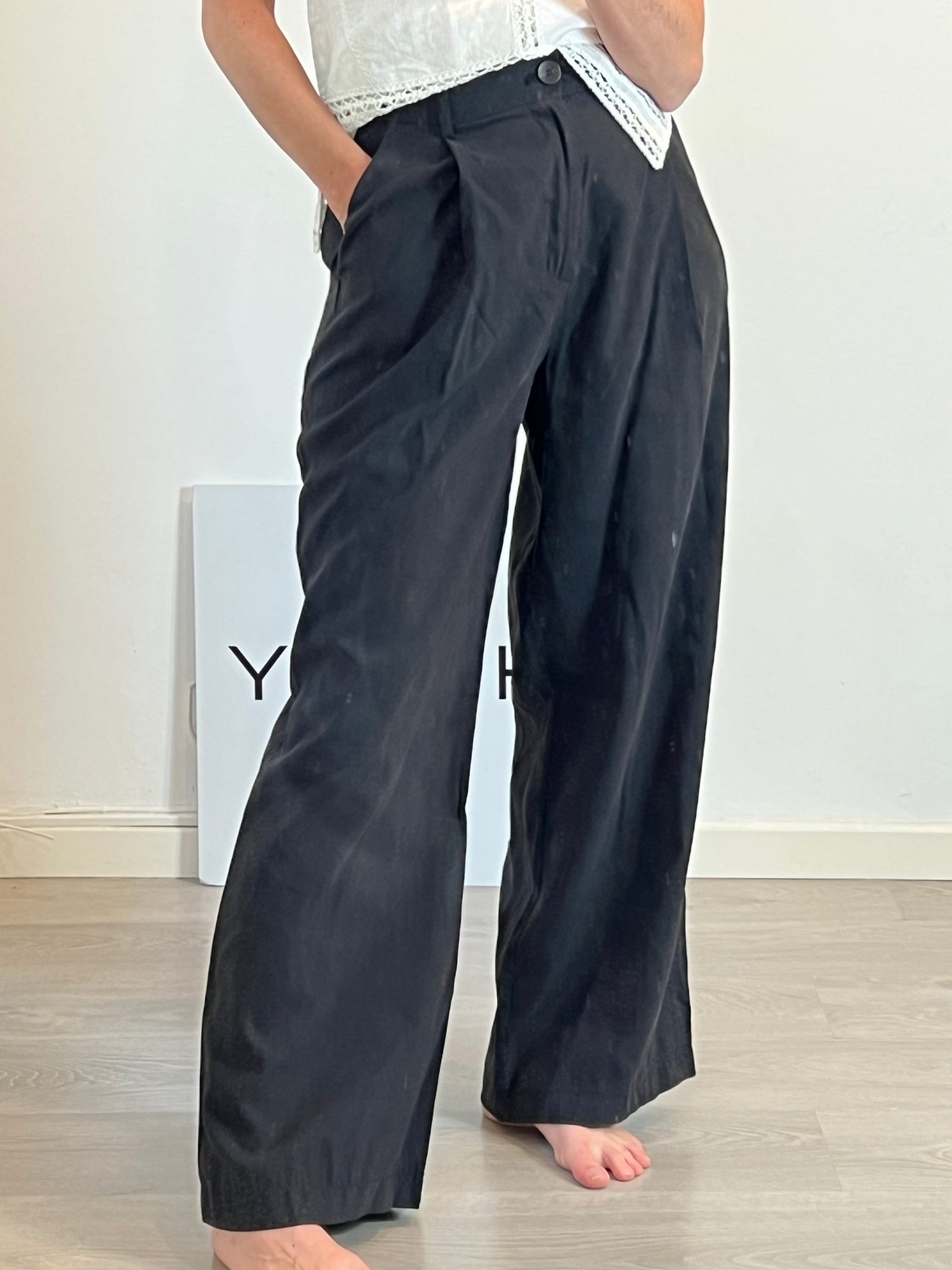 ZARA. Pantalón fluido pinzas negro T.xs