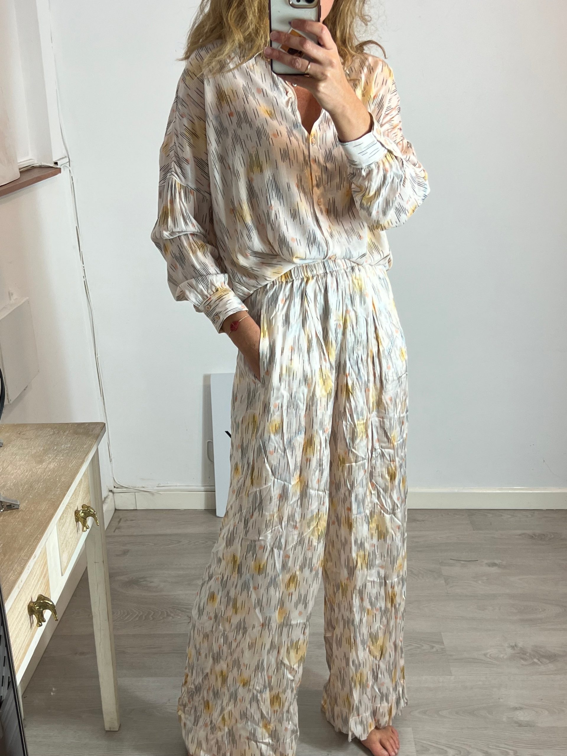 SESSÚN. Total look beige estampado T.s