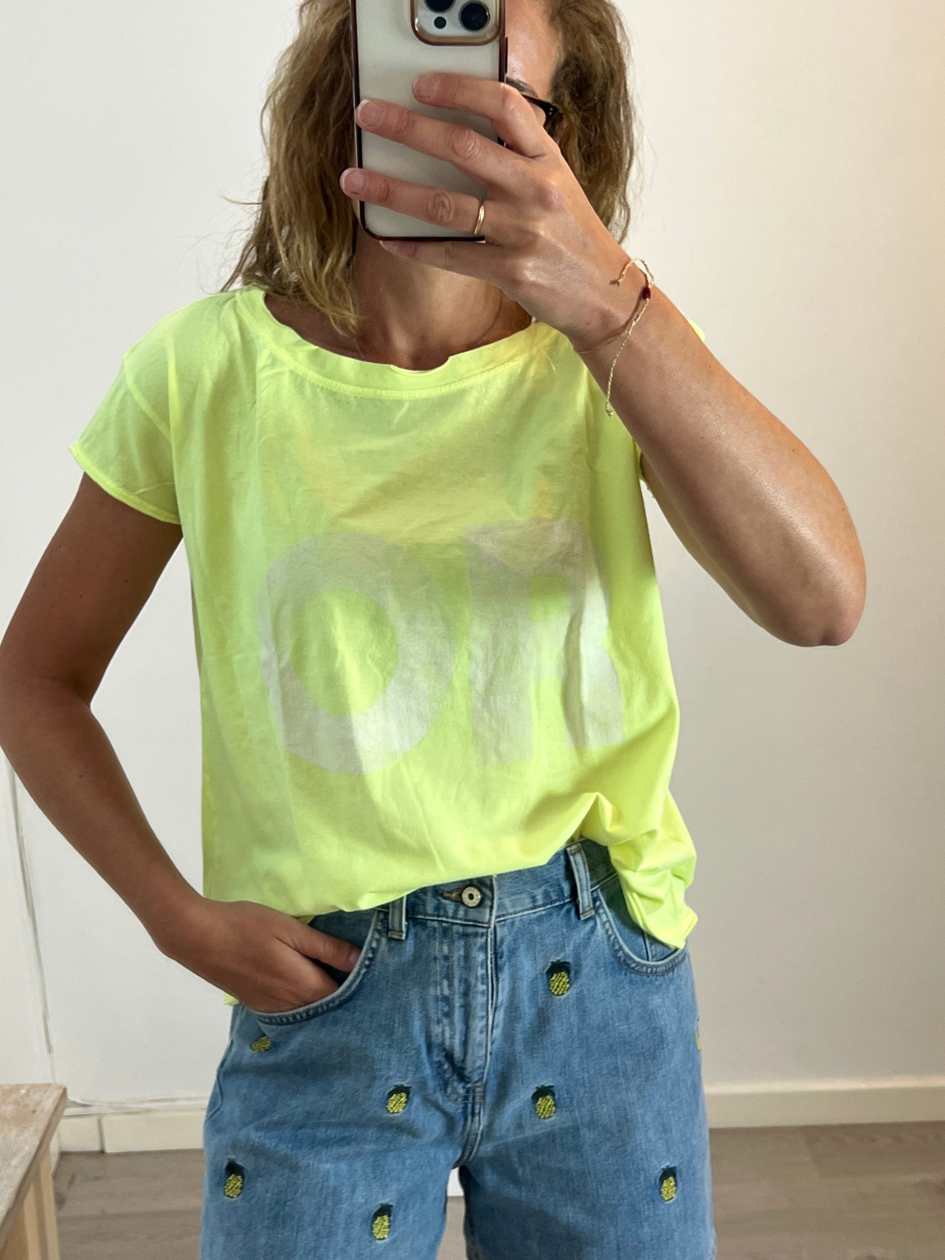 THE HIP TEE. Camiseta flúor amarilla letras. T S