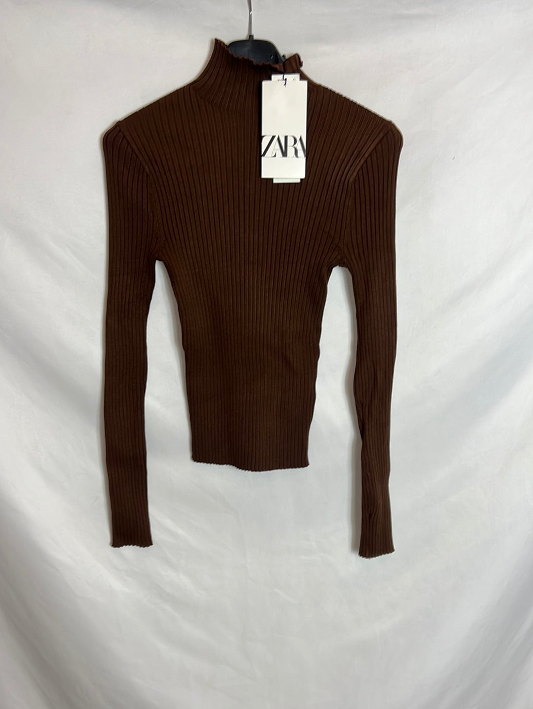 ZARA. Top canalé marrón manga larga. T S