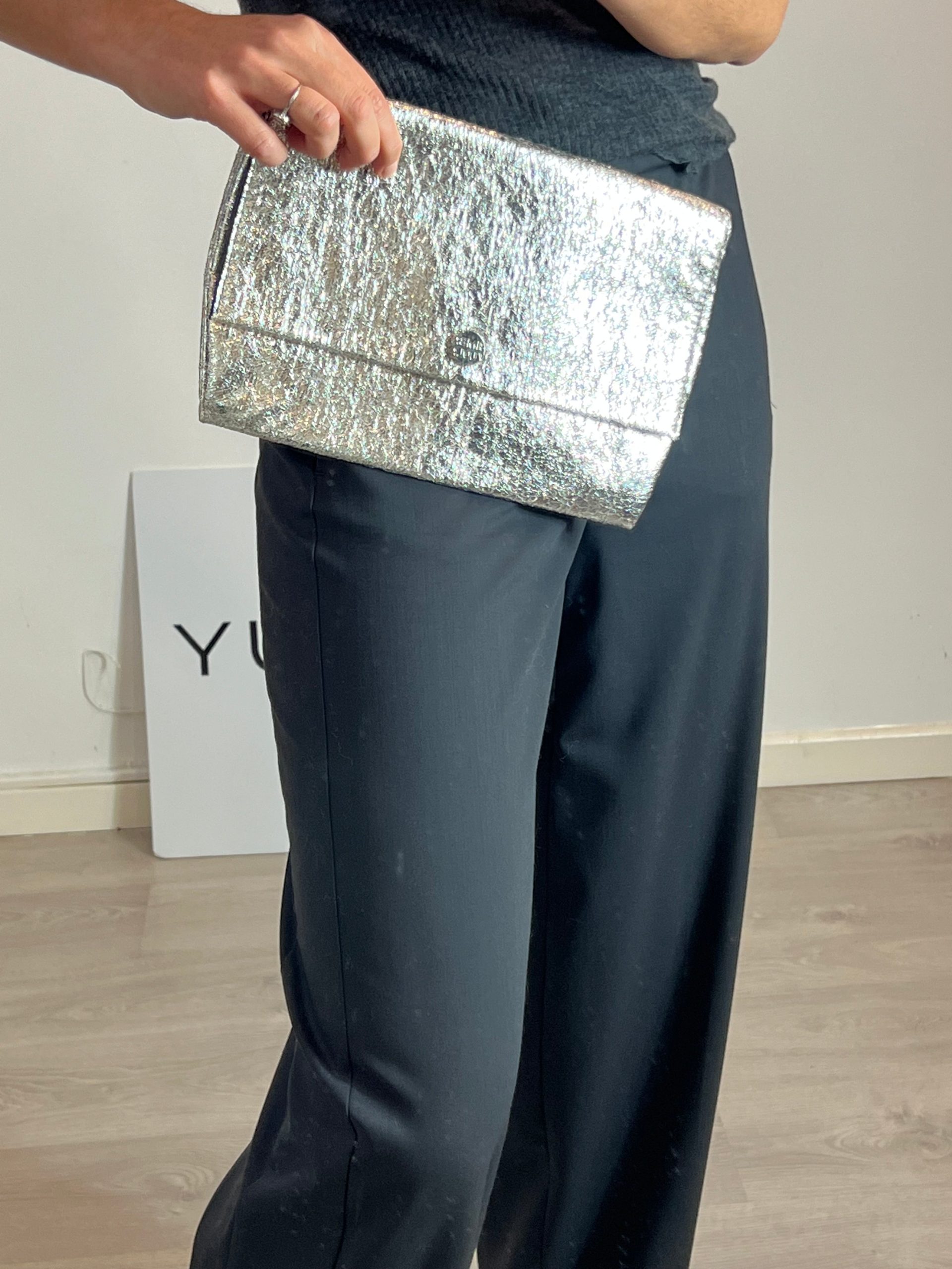 BIMBA Y LOLA. Bolso de mano plateado