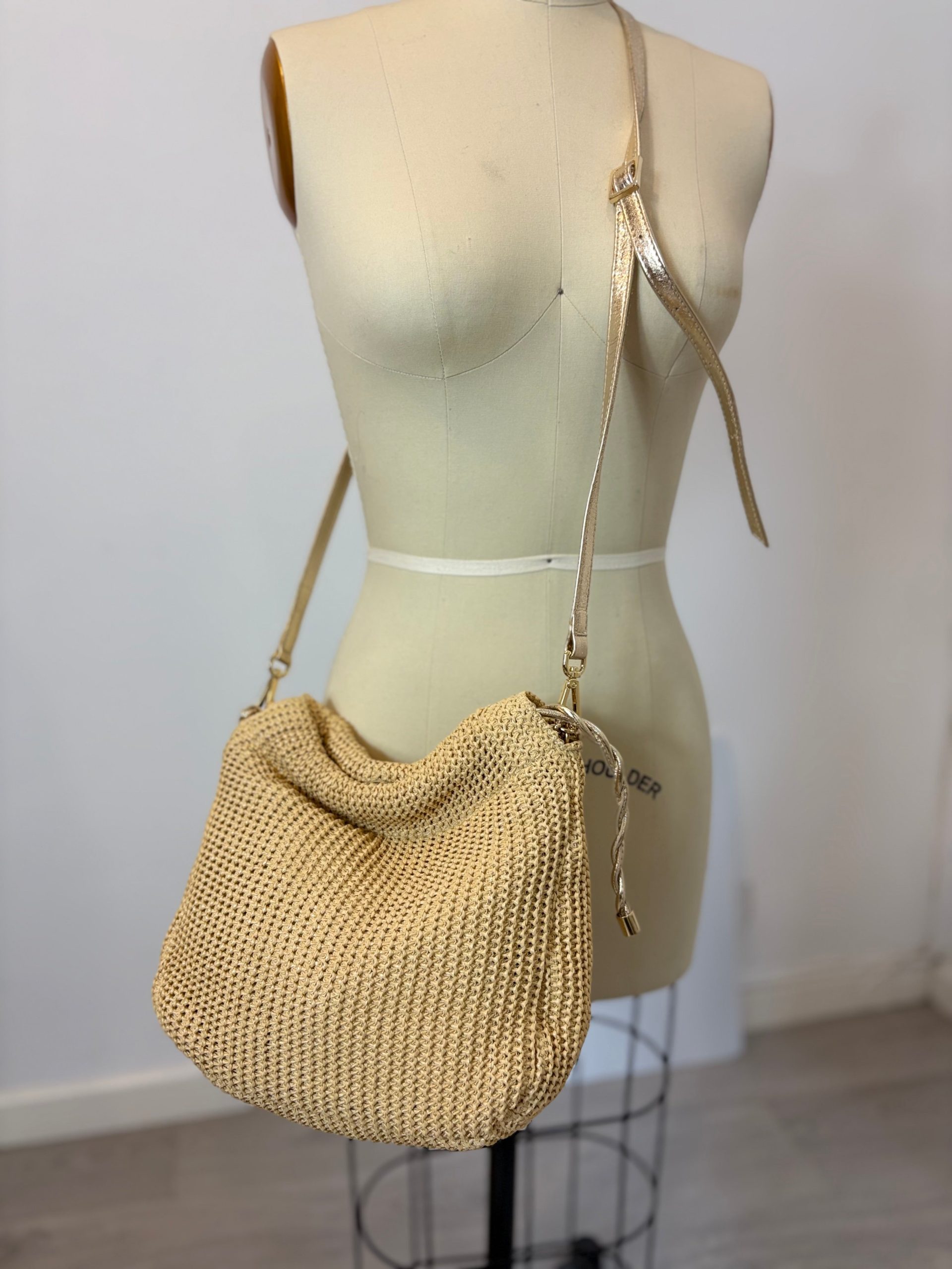 UNISA. Bolso mediano fruncido