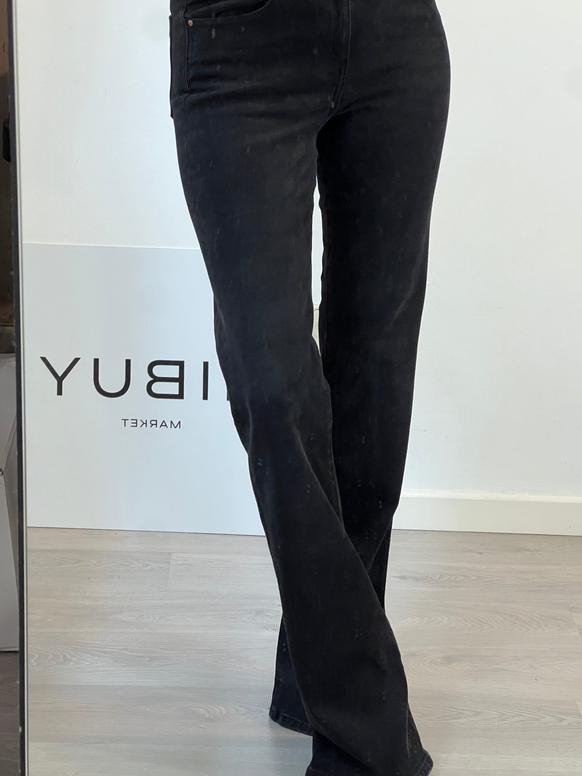 ZARA. Pantalón negro campana T.38