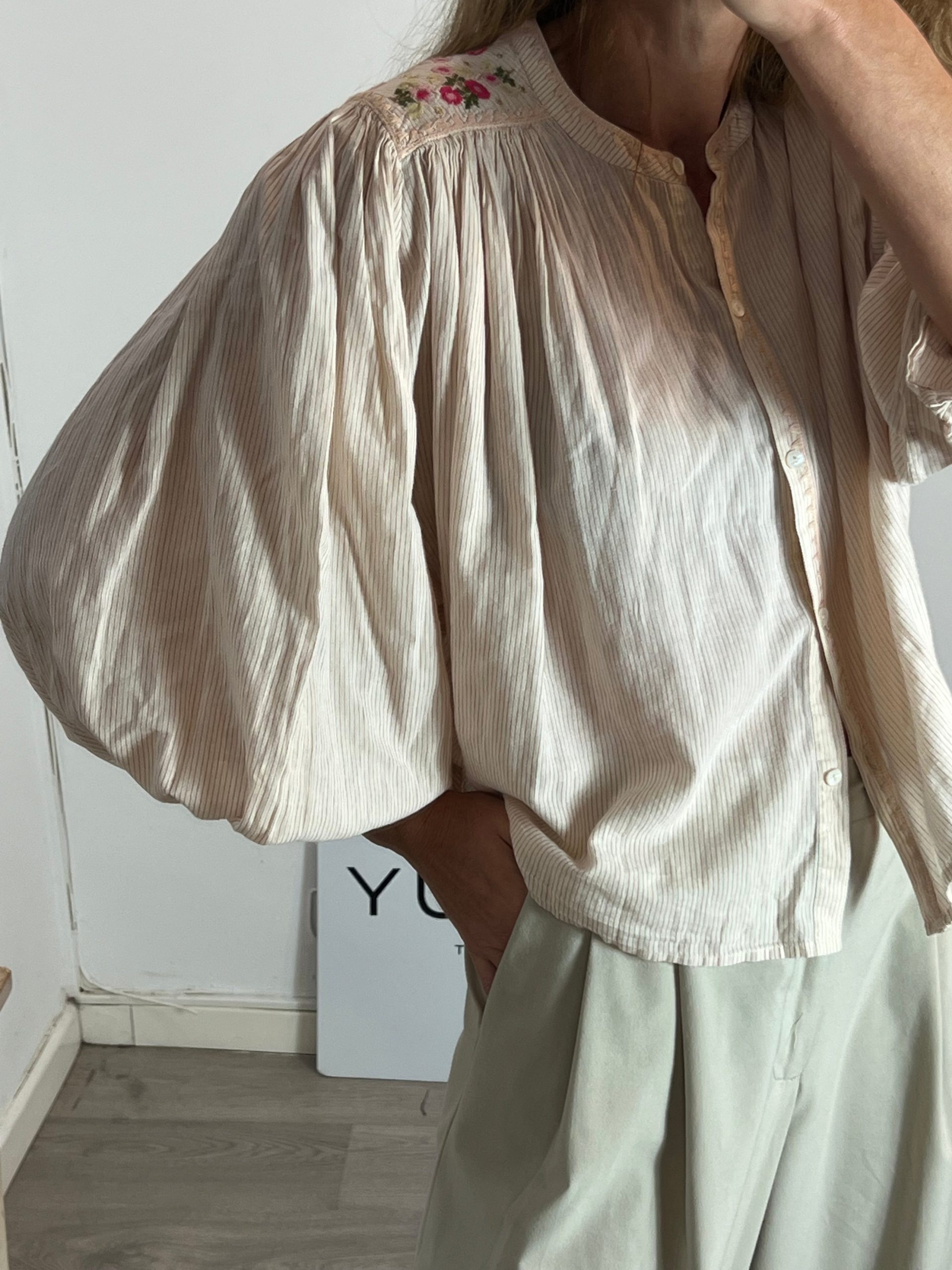 LOUISE MISHA. Blusa beige rayas y bordados T.34