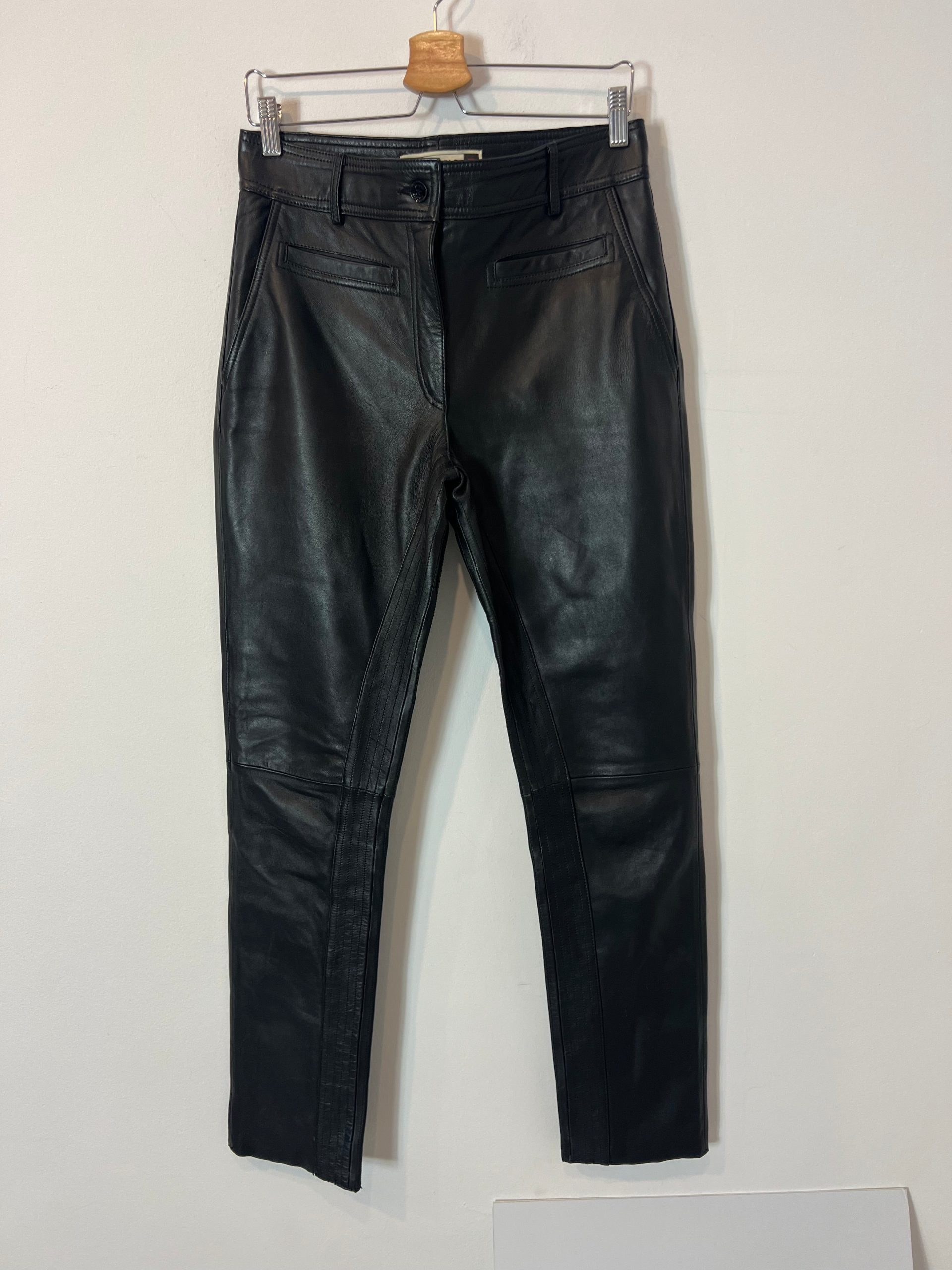 ZARA. Pantalón negro piel T.m