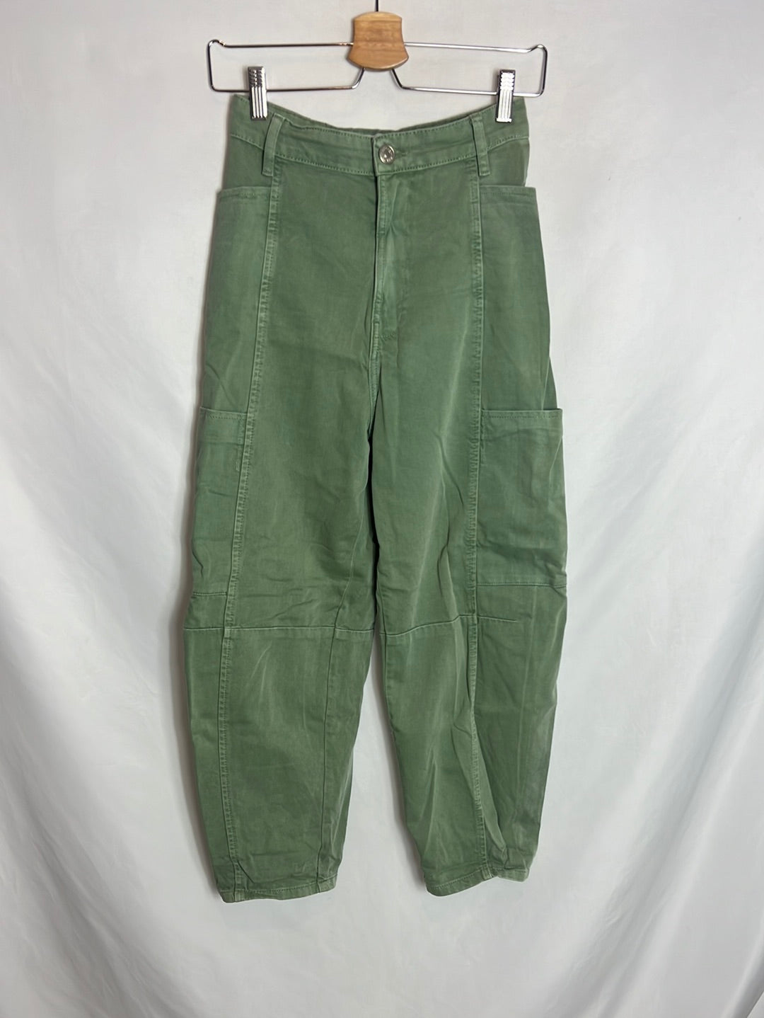 ZARA. Pantalón verde bolsillos. T XS