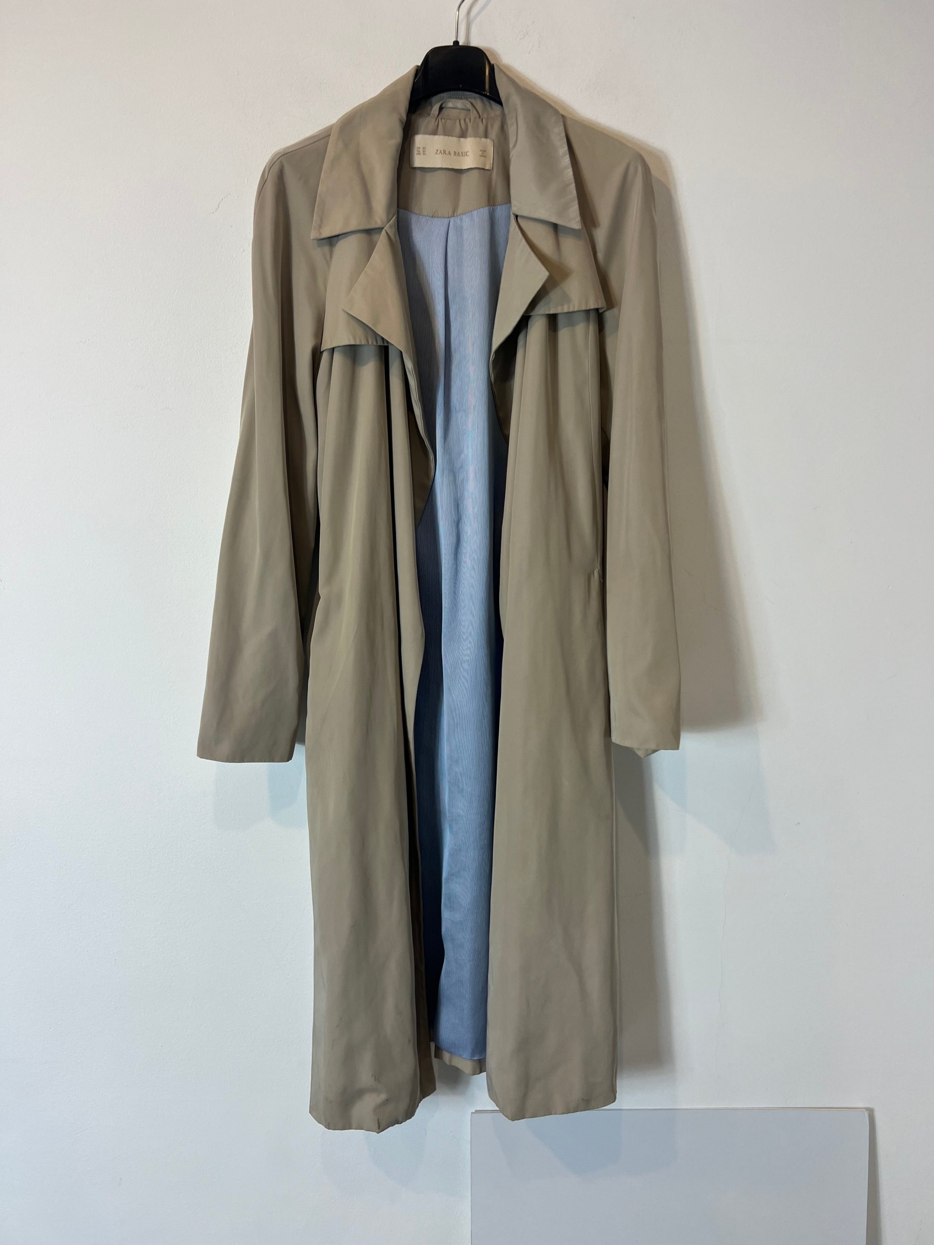 ZARA. Chaqueta larga beige estilo gabardina. T XS