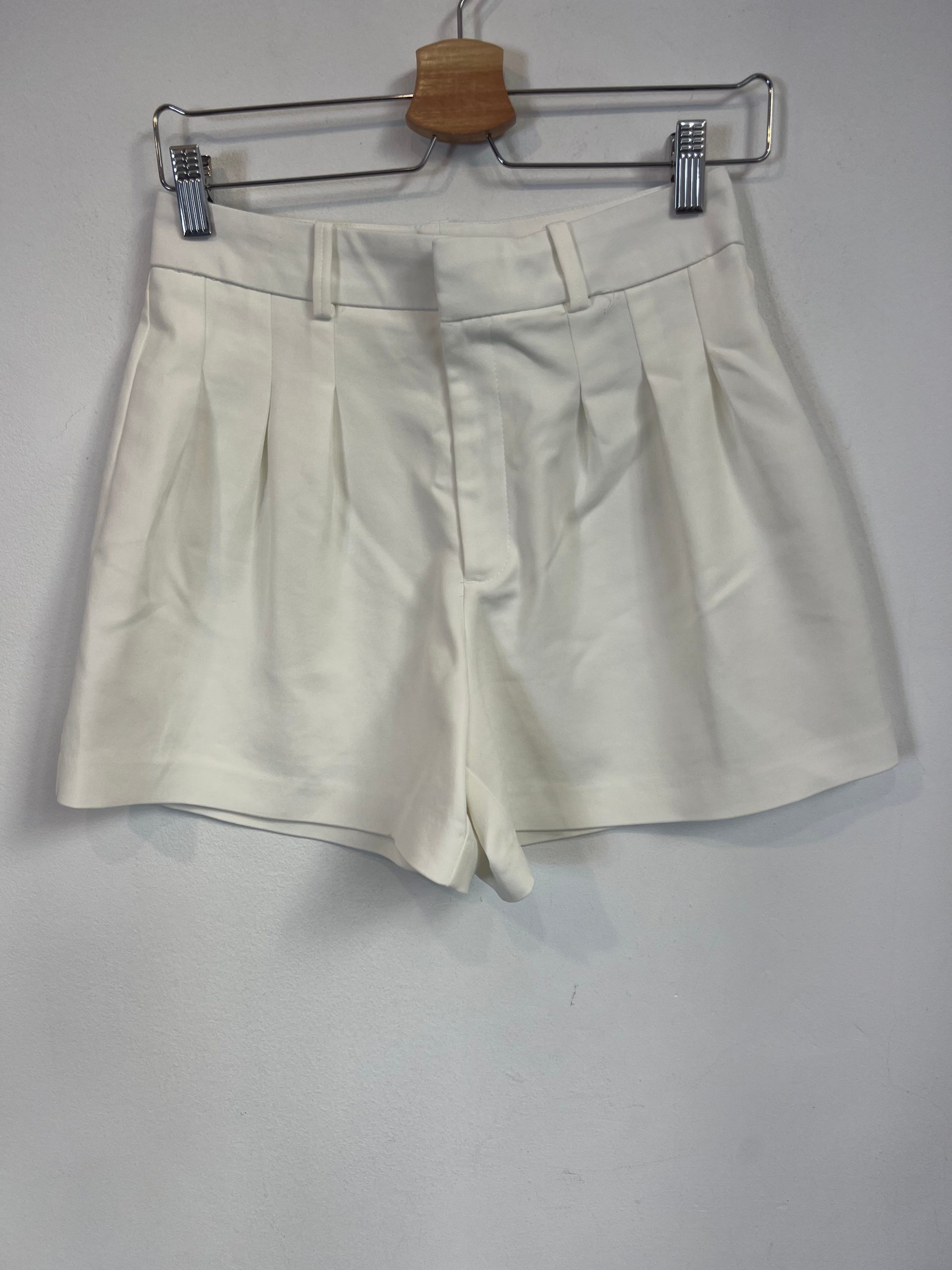 ZARA. Pantalón corto blanco T.s